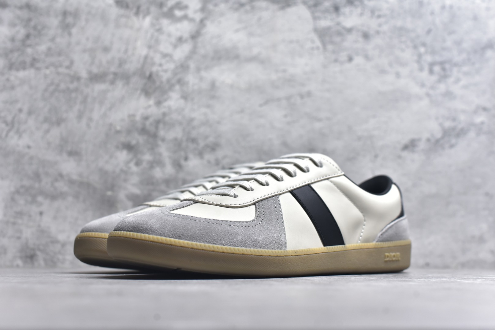 图片[2]-#Dior迪奥 Matchpoint 2025最新 B01系列 德训鞋休闲运动鞋 原版购入开发 做货 这款 B01 Matchpoint运动鞋是二零二五秋季系列新品，标志着 Dior 经典款式的回归，以时尚优雅的廓形重新诠释。采用黑色和白色光滑牛皮革精心制作，饰以灰色绒面革拼接提升格调。鞋舌和内部侧面饰以 Dior 标志，鞋后跟饰以 CD Icon 标志。搭配琥珀色橡胶鞋底，点缀以 Dior 标志，可与 Dior Icons 限定系列的各式造型搭配，打造精致造型 配送专柜精美包装🛍📦 ▪️ 面料 ： 原版定制进口头层牛皮 ▪️ 内里 ： 柔软进口牛皮里 ▪️ 鞋底 ： 原版开模防滑TPU材质 ▪️ 底厚 ：2.5CM ▪️ 尺码： 39-45-选品中心