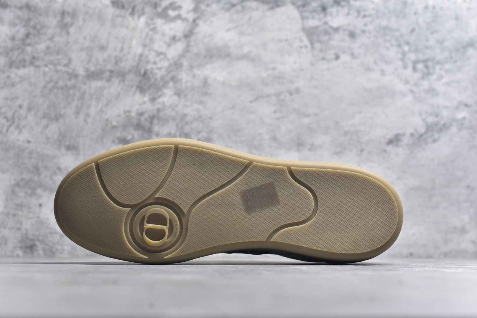 图片[6]-#Dior迪奥 Matchpoint 2025最新 B01系列 德训鞋休闲运动鞋 原版购入开发 做货 这款 B01 Matchpoint运动鞋是二零二五秋季系列新品，标志着 Dior 经典款式的回归，以时尚优雅的廓形重新诠释。采用黑色和白色光滑牛皮革精心制作，饰以灰色绒面革拼接提升格调。鞋舌和内部侧面饰以 Dior 标志，鞋后跟饰以 CD Icon 标志。搭配琥珀色橡胶鞋底，点缀以 Dior 标志，可与 Dior Icons 限定系列的各式造型搭配，打造精致造型 配送专柜精美包装🛍📦 ▪️ 面料 ： 原版定制进口头层牛皮 ▪️ 内里 ： 柔软进口牛皮里 ▪️ 鞋底 ： 原版开模防滑TPU材质 ▪️ 底厚 ：2.5CM ▪️ 尺码： 39-45-选品中心