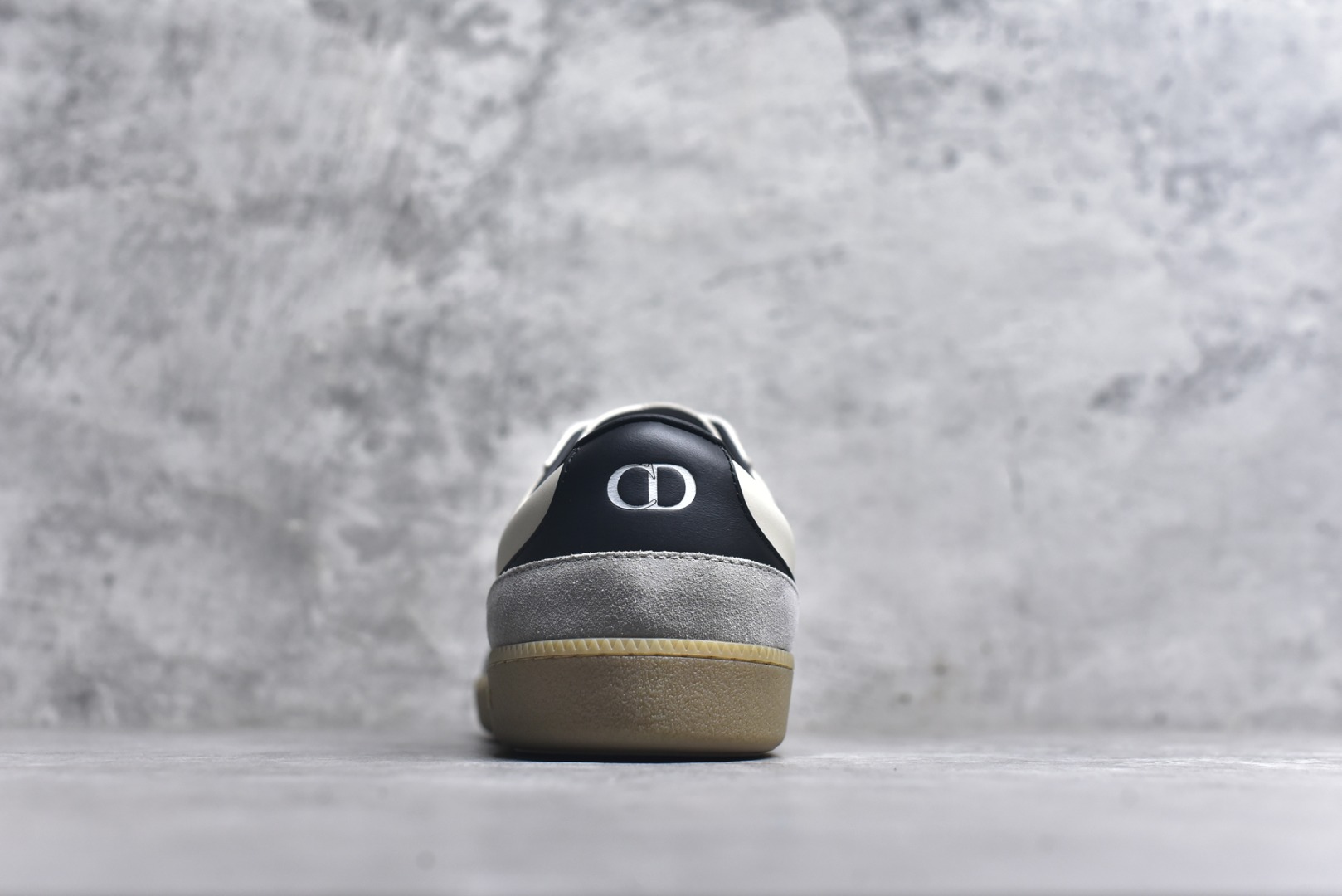 图片[5]-#Dior迪奥 Matchpoint 2025最新 B01系列 德训鞋休闲运动鞋 原版购入开发 做货 这款 B01 Matchpoint运动鞋是二零二五秋季系列新品，标志着 Dior 经典款式的回归，以时尚优雅的廓形重新诠释。采用黑色和白色光滑牛皮革精心制作，饰以灰色绒面革拼接提升格调。鞋舌和内部侧面饰以 Dior 标志，鞋后跟饰以 CD Icon 标志。搭配琥珀色橡胶鞋底，点缀以 Dior 标志，可与 Dior Icons 限定系列的各式造型搭配，打造精致造型 配送专柜精美包装🛍📦 ▪️ 面料 ： 原版定制进口头层牛皮 ▪️ 内里 ： 柔软进口牛皮里 ▪️ 鞋底 ： 原版开模防滑TPU材质 ▪️ 底厚 ：2.5CM ▪️ 尺码： 39-45-选品中心