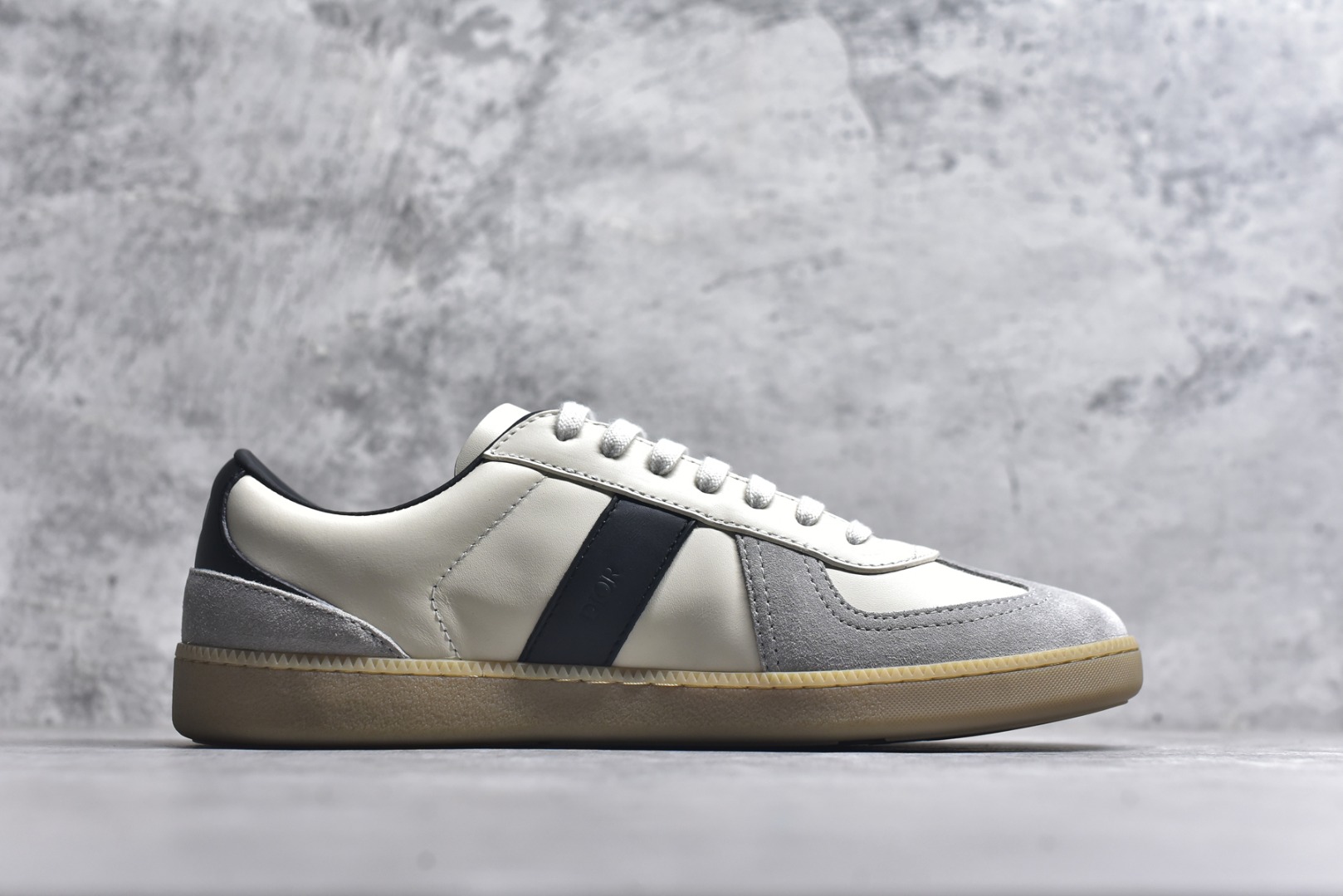 图片[3]-#Dior迪奥 Matchpoint 2025最新 B01系列 德训鞋休闲运动鞋 原版购入开发 做货 这款 B01 Matchpoint运动鞋是二零二五秋季系列新品，标志着 Dior 经典款式的回归，以时尚优雅的廓形重新诠释。采用黑色和白色光滑牛皮革精心制作，饰以灰色绒面革拼接提升格调。鞋舌和内部侧面饰以 Dior 标志，鞋后跟饰以 CD Icon 标志。搭配琥珀色橡胶鞋底，点缀以 Dior 标志，可与 Dior Icons 限定系列的各式造型搭配，打造精致造型 配送专柜精美包装🛍📦 ▪️ 面料 ： 原版定制进口头层牛皮 ▪️ 内里 ： 柔软进口牛皮里 ▪️ 鞋底 ： 原版开模防滑TPU材质 ▪️ 底厚 ：2.5CM ▪️ 尺码： 39-45-选品中心