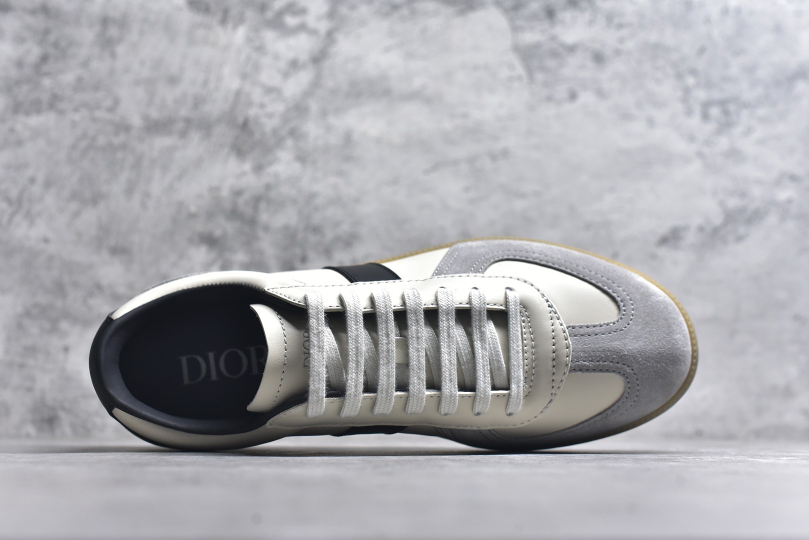 图片[4]-#Dior迪奥 Matchpoint 2025最新 B01系列 德训鞋休闲运动鞋 原版购入开发 做货 这款 B01 Matchpoint运动鞋是二零二五秋季系列新品，标志着 Dior 经典款式的回归，以时尚优雅的廓形重新诠释。采用黑色和白色光滑牛皮革精心制作，饰以灰色绒面革拼接提升格调。鞋舌和内部侧面饰以 Dior 标志，鞋后跟饰以 CD Icon 标志。搭配琥珀色橡胶鞋底，点缀以 Dior 标志，可与 Dior Icons 限定系列的各式造型搭配，打造精致造型 配送专柜精美包装🛍📦 ▪️ 面料 ： 原版定制进口头层牛皮 ▪️ 内里 ： 柔软进口牛皮里 ▪️ 鞋底 ： 原版开模防滑TPU材质 ▪️ 底厚 ：2.5CM ▪️ 尺码： 39-45-选品中心