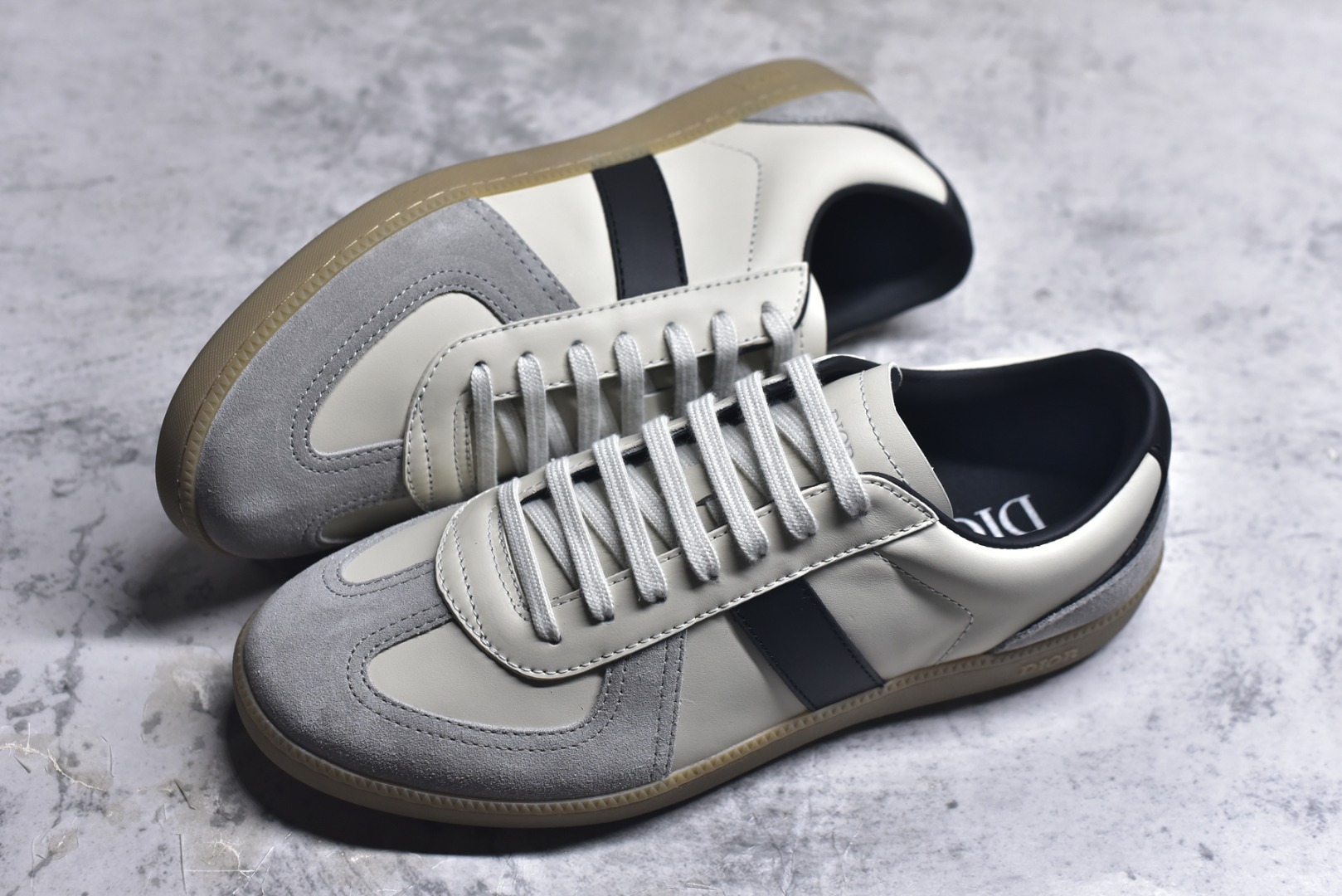 图片[7]-#Dior迪奥 Matchpoint 2025最新 B01系列 德训鞋休闲运动鞋 原版购入开发 做货 这款 B01 Matchpoint运动鞋是二零二五秋季系列新品，标志着 Dior 经典款式的回归，以时尚优雅的廓形重新诠释。采用黑色和白色光滑牛皮革精心制作，饰以灰色绒面革拼接提升格调。鞋舌和内部侧面饰以 Dior 标志，鞋后跟饰以 CD Icon 标志。搭配琥珀色橡胶鞋底，点缀以 Dior 标志，可与 Dior Icons 限定系列的各式造型搭配，打造精致造型 配送专柜精美包装🛍📦 ▪️ 面料 ： 原版定制进口头层牛皮 ▪️ 内里 ： 柔软进口牛皮里 ▪️ 鞋底 ： 原版开模防滑TPU材质 ▪️ 底厚 ：2.5CM ▪️ 尺码： 39-45-选品中心