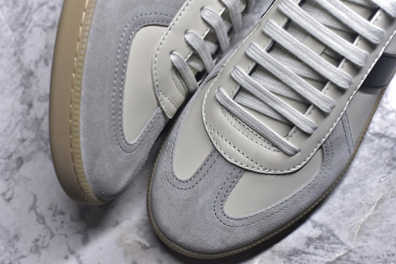 图片[8]-#Dior迪奥 Matchpoint 2025最新 B01系列 德训鞋休闲运动鞋 原版购入开发 做货 这款 B01 Matchpoint运动鞋是二零二五秋季系列新品，标志着 Dior 经典款式的回归，以时尚优雅的廓形重新诠释。采用黑色和白色光滑牛皮革精心制作，饰以灰色绒面革拼接提升格调。鞋舌和内部侧面饰以 Dior 标志，鞋后跟饰以 CD Icon 标志。搭配琥珀色橡胶鞋底，点缀以 Dior 标志，可与 Dior Icons 限定系列的各式造型搭配，打造精致造型 配送专柜精美包装🛍📦 ▪️ 面料 ： 原版定制进口头层牛皮 ▪️ 内里 ： 柔软进口牛皮里 ▪️ 鞋底 ： 原版开模防滑TPU材质 ▪️ 底厚 ：2.5CM ▪️ 尺码： 39-45-选品中心