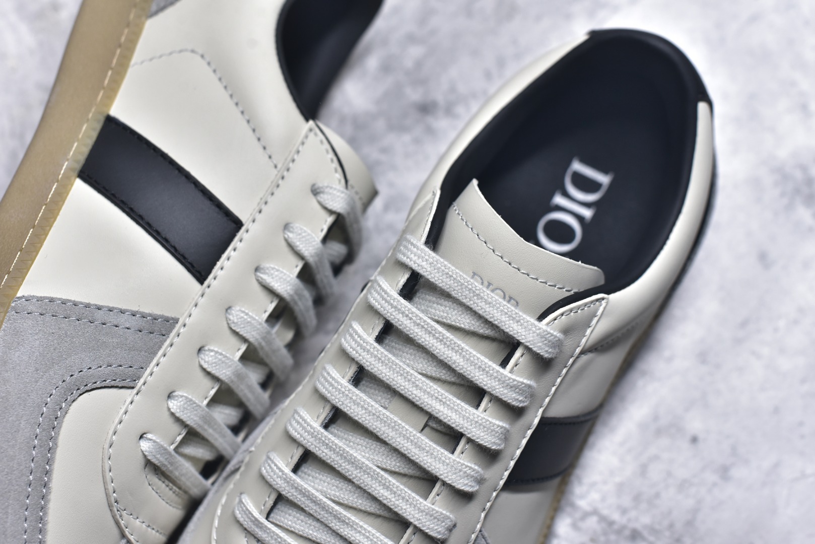 图片[9]-#Dior迪奥 Matchpoint 2025最新 B01系列 德训鞋休闲运动鞋 原版购入开发 做货 这款 B01 Matchpoint运动鞋是二零二五秋季系列新品，标志着 Dior 经典款式的回归，以时尚优雅的廓形重新诠释。采用黑色和白色光滑牛皮革精心制作，饰以灰色绒面革拼接提升格调。鞋舌和内部侧面饰以 Dior 标志，鞋后跟饰以 CD Icon 标志。搭配琥珀色橡胶鞋底，点缀以 Dior 标志，可与 Dior Icons 限定系列的各式造型搭配，打造精致造型 配送专柜精美包装🛍📦 ▪️ 面料 ： 原版定制进口头层牛皮 ▪️ 内里 ： 柔软进口牛皮里 ▪️ 鞋底 ： 原版开模防滑TPU材质 ▪️ 底厚 ：2.5CM ▪️ 尺码： 39-45-选品中心