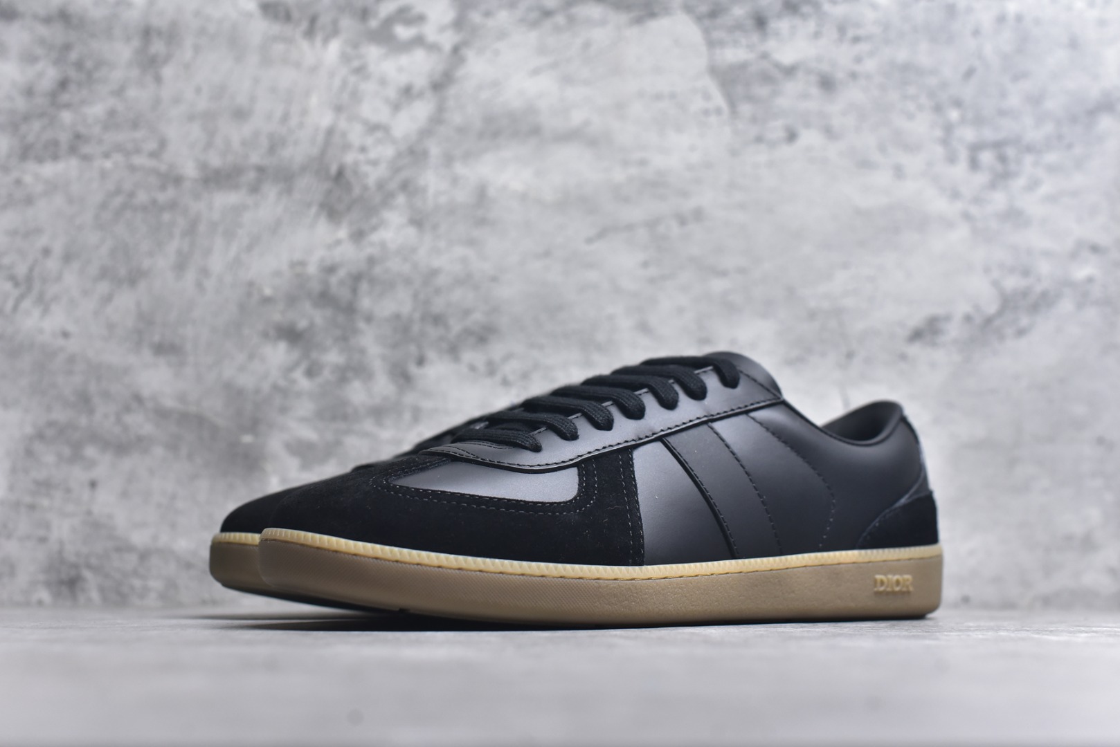 图片[2]-#Dior迪奥 Matchpoint 2025最新 B01系列 德训鞋休闲运动鞋 原版购入开发 做货 这款 B01 Matchpoint运动鞋是二零二五秋季系列新品，标志着 Dior 经典款式的回归，以时尚优雅的廓形重新诠释。采用黑色和白色光滑牛皮革精心制作，饰以灰色绒面革拼接提升格调。鞋舌和内部侧面饰以 Dior 标志，鞋后跟饰以 CD Icon 标志。搭配琥珀色橡胶鞋底，点缀以 Dior 标志，可与 Dior Icons 限定系列的各式造型搭配，打造精致造型 配送专柜精美包装🛍📦 ▪️ 面料 ： 原版定制进口头层牛皮 ▪️ 内里 ： 柔软进口牛皮里 ▪️ 鞋底 ： 原版开模防滑TPU材质 ▪️ 底厚 ：2.5CM ▪️ 尺码： 39-45-选品中心