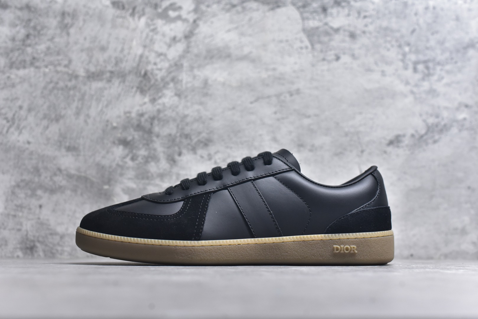 #Dior迪奥 Matchpoint 2025最新 B01系列 德训鞋休闲运动鞋 原版购入开发 做货 这款 B01 Matchpoint运动鞋是二零二五秋季系列新品，标志着 Dior 经典款式的回归，以时尚优雅的廓形重新诠释。采用黑色和白色光滑牛皮革精心制作，饰以灰色绒面革拼接提升格调。鞋舌和内部侧面饰以 Dior 标志，鞋后跟饰以 CD Icon 标志。搭配琥珀色橡胶鞋底，点缀以 Dior 标志，可与 Dior Icons 限定系列的各式造型搭配，打造精致造型 配送专柜精美包装🛍📦 ▪️ 面料 ： 原版定制进口头层牛皮 ▪️ 内里 ： 柔软进口牛皮里 ▪️ 鞋底 ： 原版开模防滑TPU材质 ▪️ 底厚 ：2.5CM ▪️ 尺码： 39-45-选品中心