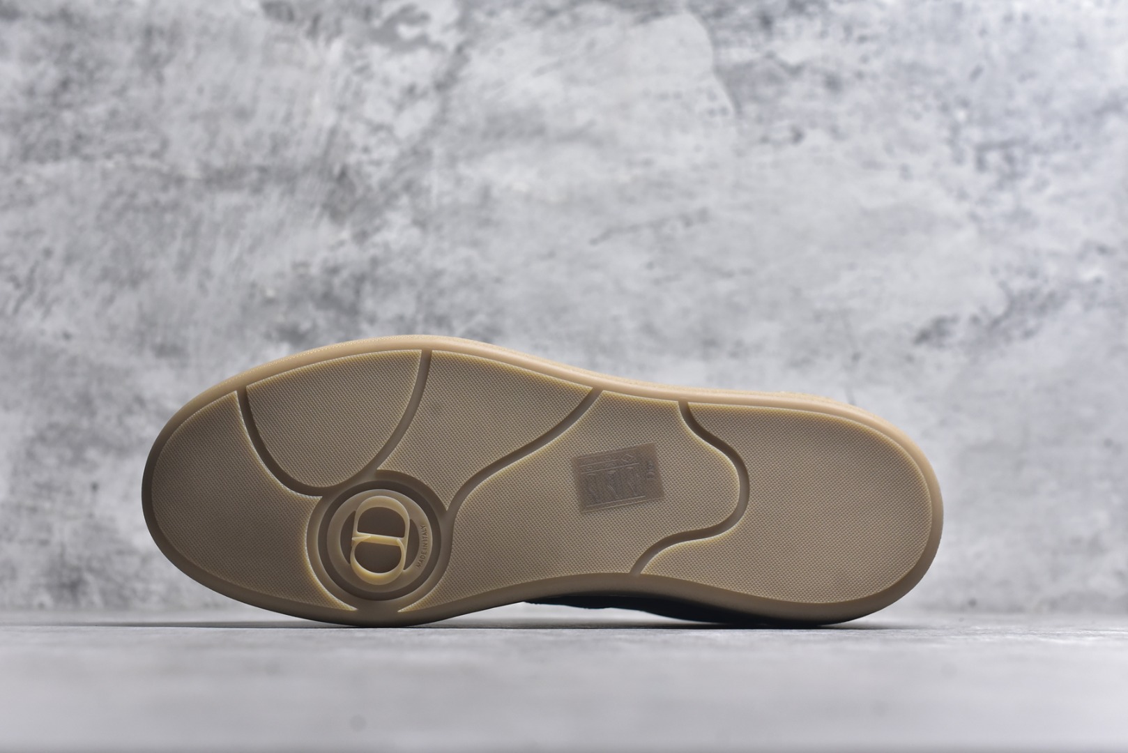 图片[6]-#Dior迪奥 Matchpoint 2025最新 B01系列 德训鞋休闲运动鞋 原版购入开发 做货 这款 B01 Matchpoint运动鞋是二零二五秋季系列新品，标志着 Dior 经典款式的回归，以时尚优雅的廓形重新诠释。采用黑色和白色光滑牛皮革精心制作，饰以灰色绒面革拼接提升格调。鞋舌和内部侧面饰以 Dior 标志，鞋后跟饰以 CD Icon 标志。搭配琥珀色橡胶鞋底，点缀以 Dior 标志，可与 Dior Icons 限定系列的各式造型搭配，打造精致造型 配送专柜精美包装🛍📦 ▪️ 面料 ： 原版定制进口头层牛皮 ▪️ 内里 ： 柔软进口牛皮里 ▪️ 鞋底 ： 原版开模防滑TPU材质 ▪️ 底厚 ：2.5CM ▪️ 尺码： 39-45-选品中心