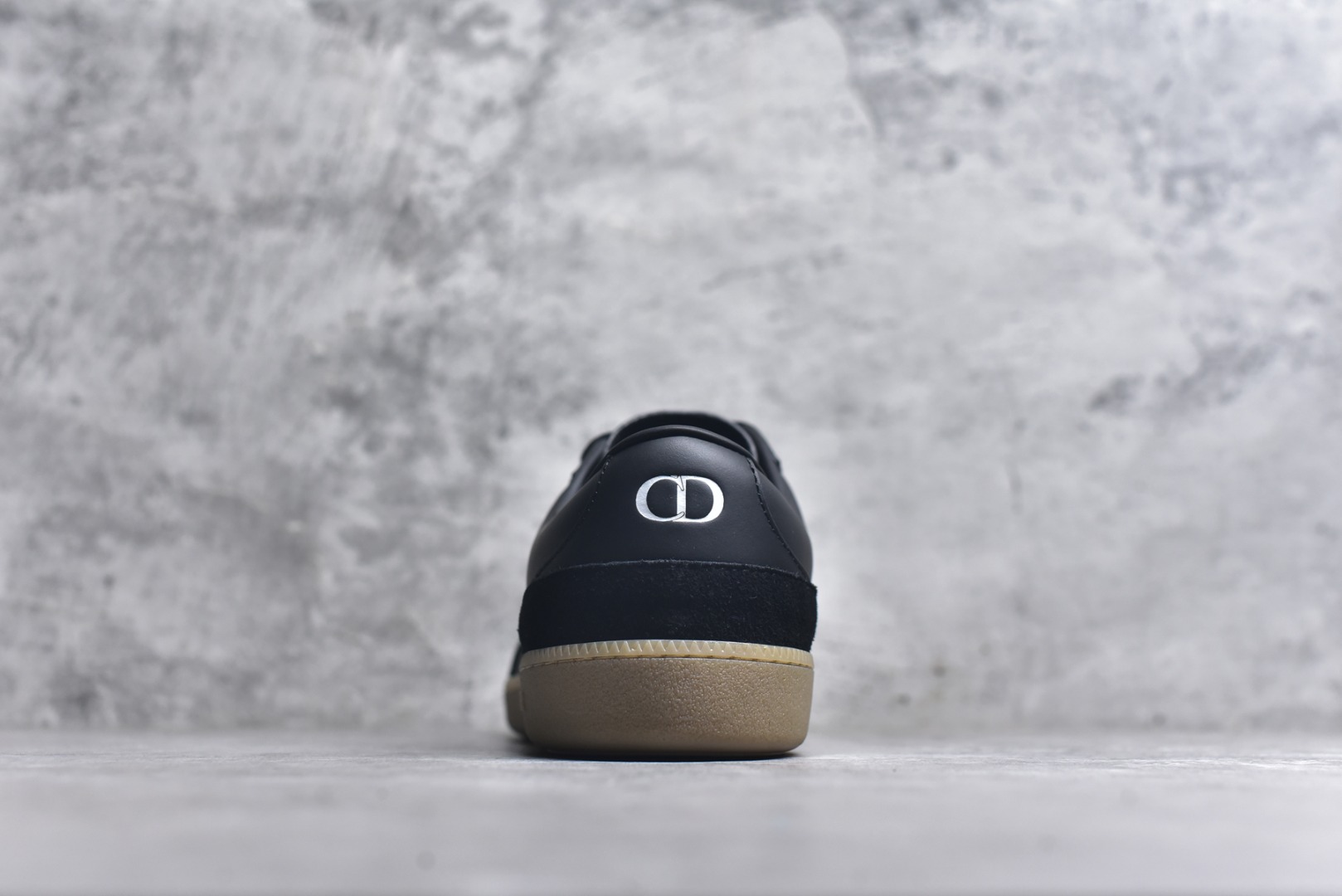 图片[5]-#Dior迪奥 Matchpoint 2025最新 B01系列 德训鞋休闲运动鞋 原版购入开发 做货 这款 B01 Matchpoint运动鞋是二零二五秋季系列新品，标志着 Dior 经典款式的回归，以时尚优雅的廓形重新诠释。采用黑色和白色光滑牛皮革精心制作，饰以灰色绒面革拼接提升格调。鞋舌和内部侧面饰以 Dior 标志，鞋后跟饰以 CD Icon 标志。搭配琥珀色橡胶鞋底，点缀以 Dior 标志，可与 Dior Icons 限定系列的各式造型搭配，打造精致造型 配送专柜精美包装🛍📦 ▪️ 面料 ： 原版定制进口头层牛皮 ▪️ 内里 ： 柔软进口牛皮里 ▪️ 鞋底 ： 原版开模防滑TPU材质 ▪️ 底厚 ：2.5CM ▪️ 尺码： 39-45-选品中心
