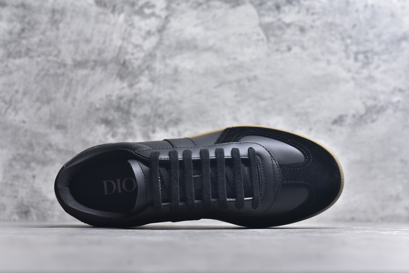 图片[4]-#Dior迪奥 Matchpoint 2025最新 B01系列 德训鞋休闲运动鞋 原版购入开发 做货 这款 B01 Matchpoint运动鞋是二零二五秋季系列新品，标志着 Dior 经典款式的回归，以时尚优雅的廓形重新诠释。采用黑色和白色光滑牛皮革精心制作，饰以灰色绒面革拼接提升格调。鞋舌和内部侧面饰以 Dior 标志，鞋后跟饰以 CD Icon 标志。搭配琥珀色橡胶鞋底，点缀以 Dior 标志，可与 Dior Icons 限定系列的各式造型搭配，打造精致造型 配送专柜精美包装🛍📦 ▪️ 面料 ： 原版定制进口头层牛皮 ▪️ 内里 ： 柔软进口牛皮里 ▪️ 鞋底 ： 原版开模防滑TPU材质 ▪️ 底厚 ：2.5CM ▪️ 尺码： 39-45-选品中心
