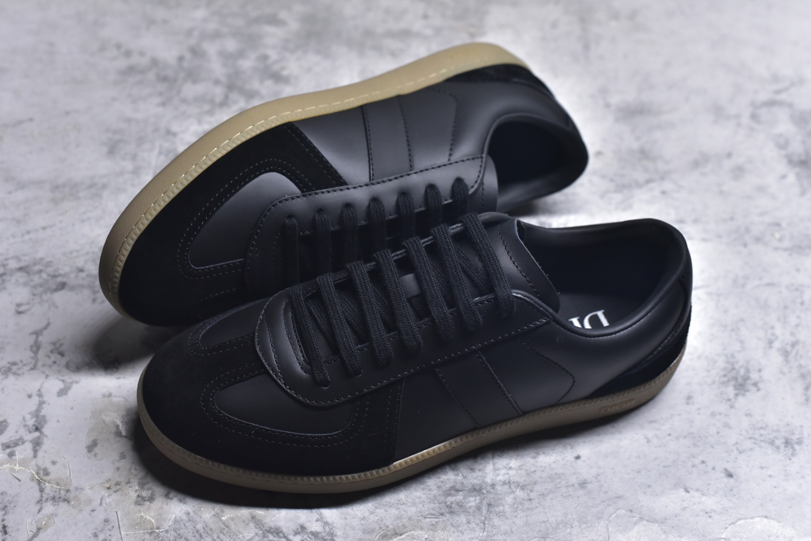 图片[7]-#Dior迪奥 Matchpoint 2025最新 B01系列 德训鞋休闲运动鞋 原版购入开发 做货 这款 B01 Matchpoint运动鞋是二零二五秋季系列新品，标志着 Dior 经典款式的回归，以时尚优雅的廓形重新诠释。采用黑色和白色光滑牛皮革精心制作，饰以灰色绒面革拼接提升格调。鞋舌和内部侧面饰以 Dior 标志，鞋后跟饰以 CD Icon 标志。搭配琥珀色橡胶鞋底，点缀以 Dior 标志，可与 Dior Icons 限定系列的各式造型搭配，打造精致造型 配送专柜精美包装🛍📦 ▪️ 面料 ： 原版定制进口头层牛皮 ▪️ 内里 ： 柔软进口牛皮里 ▪️ 鞋底 ： 原版开模防滑TPU材质 ▪️ 底厚 ：2.5CM ▪️ 尺码： 39-45-选品中心