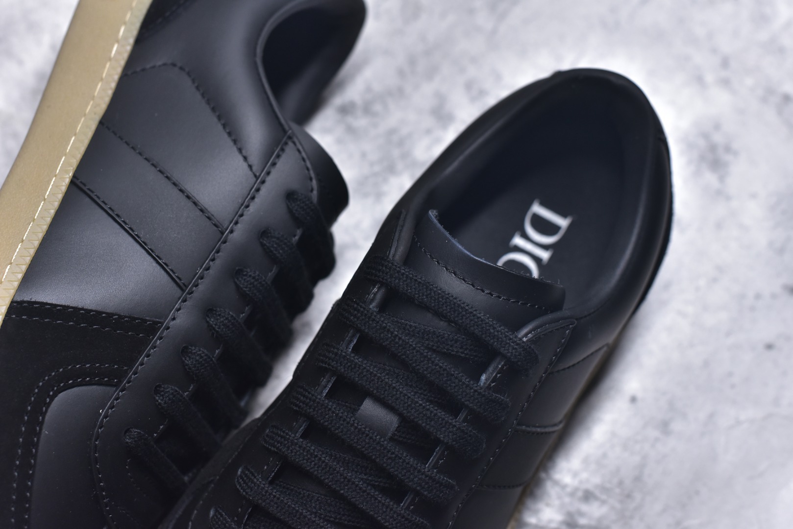 图片[9]-#Dior迪奥 Matchpoint 2025最新 B01系列 德训鞋休闲运动鞋 原版购入开发 做货 这款 B01 Matchpoint运动鞋是二零二五秋季系列新品，标志着 Dior 经典款式的回归，以时尚优雅的廓形重新诠释。采用黑色和白色光滑牛皮革精心制作，饰以灰色绒面革拼接提升格调。鞋舌和内部侧面饰以 Dior 标志，鞋后跟饰以 CD Icon 标志。搭配琥珀色橡胶鞋底，点缀以 Dior 标志，可与 Dior Icons 限定系列的各式造型搭配，打造精致造型 配送专柜精美包装🛍📦 ▪️ 面料 ： 原版定制进口头层牛皮 ▪️ 内里 ： 柔软进口牛皮里 ▪️ 鞋底 ： 原版开模防滑TPU材质 ▪️ 底厚 ：2.5CM ▪️ 尺码： 39-45-选品中心