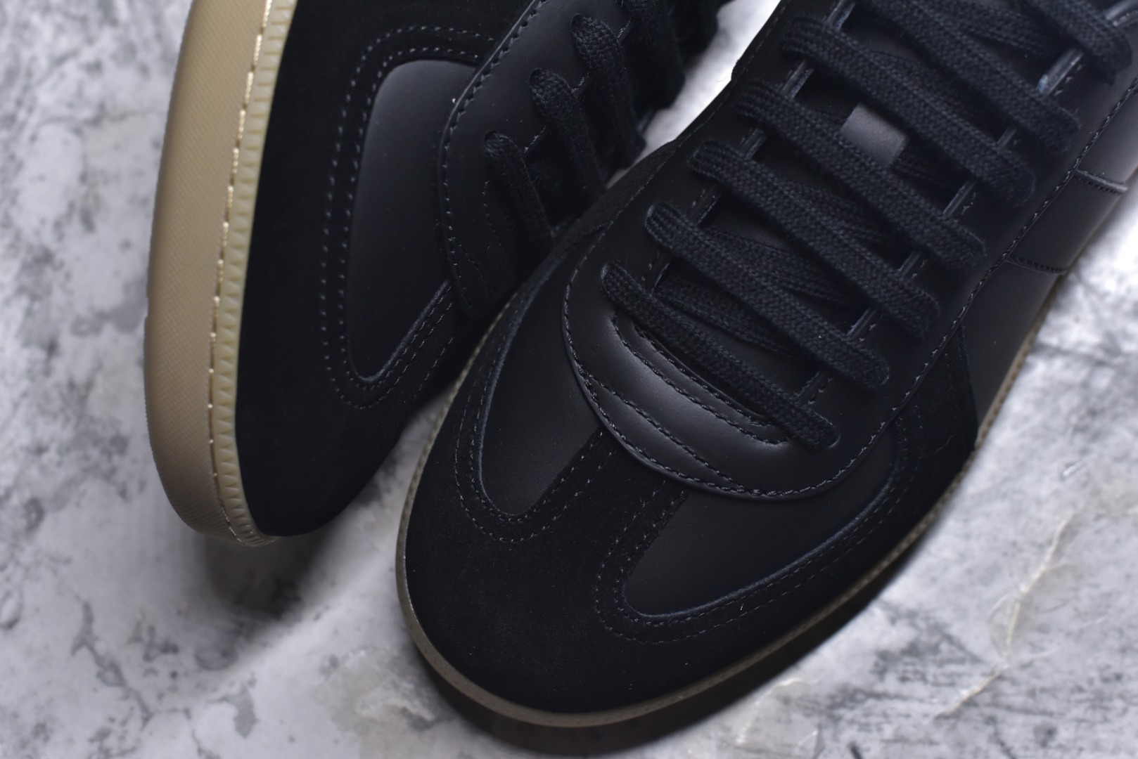 图片[8]-#Dior迪奥 Matchpoint 2025最新 B01系列 德训鞋休闲运动鞋 原版购入开发 做货 这款 B01 Matchpoint运动鞋是二零二五秋季系列新品，标志着 Dior 经典款式的回归，以时尚优雅的廓形重新诠释。采用黑色和白色光滑牛皮革精心制作，饰以灰色绒面革拼接提升格调。鞋舌和内部侧面饰以 Dior 标志，鞋后跟饰以 CD Icon 标志。搭配琥珀色橡胶鞋底，点缀以 Dior 标志，可与 Dior Icons 限定系列的各式造型搭配，打造精致造型 配送专柜精美包装🛍📦 ▪️ 面料 ： 原版定制进口头层牛皮 ▪️ 内里 ： 柔软进口牛皮里 ▪️ 鞋底 ： 原版开模防滑TPU材质 ▪️ 底厚 ：2.5CM ▪️ 尺码： 39-45-选品中心