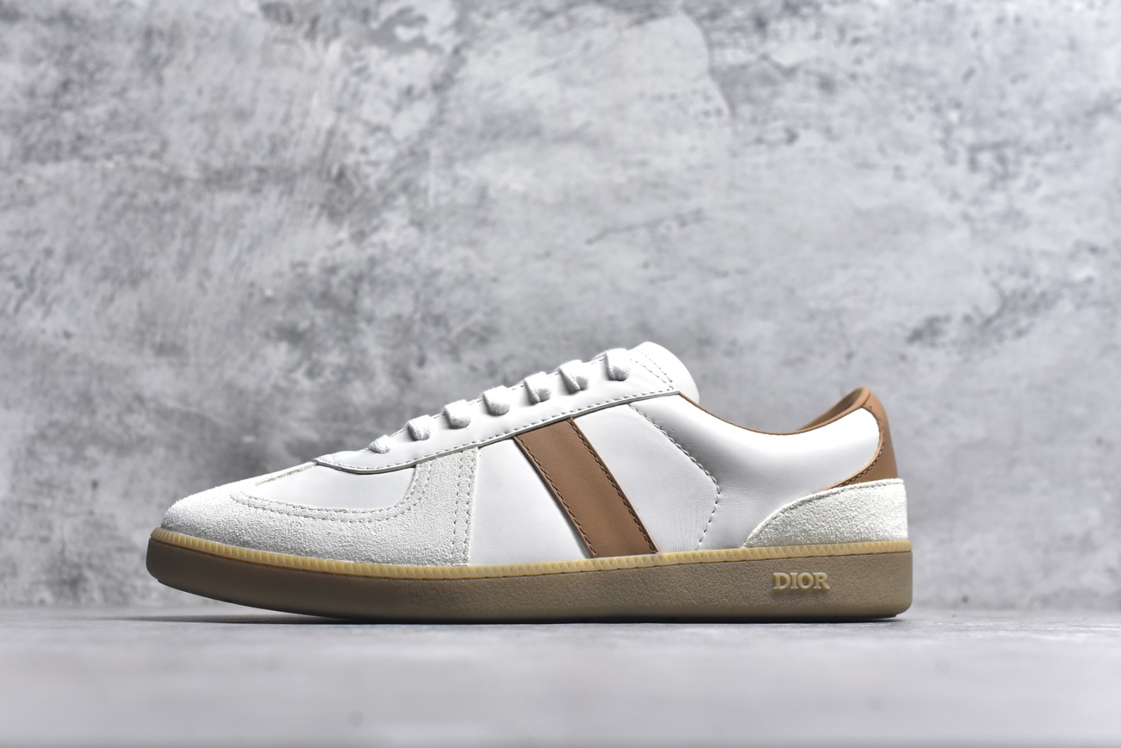 #Dior迪奥 Matchpoint 2025最新 B01系列 德训鞋休闲运动鞋 原版购入开发 做货 这款 B01 Matchpoint运动鞋是二零二五秋季系列新品，标志着 Dior 经典款式的回归，以时尚优雅的廓形重新诠释。采用黑色和白色光滑牛皮革精心制作，饰以灰色绒面革拼接提升格调。鞋舌和内部侧面饰以 Dior 标志，鞋后跟饰以 CD Icon 标志。搭配琥珀色橡胶鞋底，点缀以 Dior 标志，可与 Dior Icons 限定系列的各式造型搭配，打造精致造型 配送专柜精美包装🛍📦 ▪️ 面料 ： 原版定制进口头层牛皮 ▪️ 内里 ： 柔软进口牛皮里 ▪️ 鞋底 ： 原版开模防滑TPU材质 ▪️ 底厚 ：2.5CM ▪️ 尺码： 39-45-选品中心