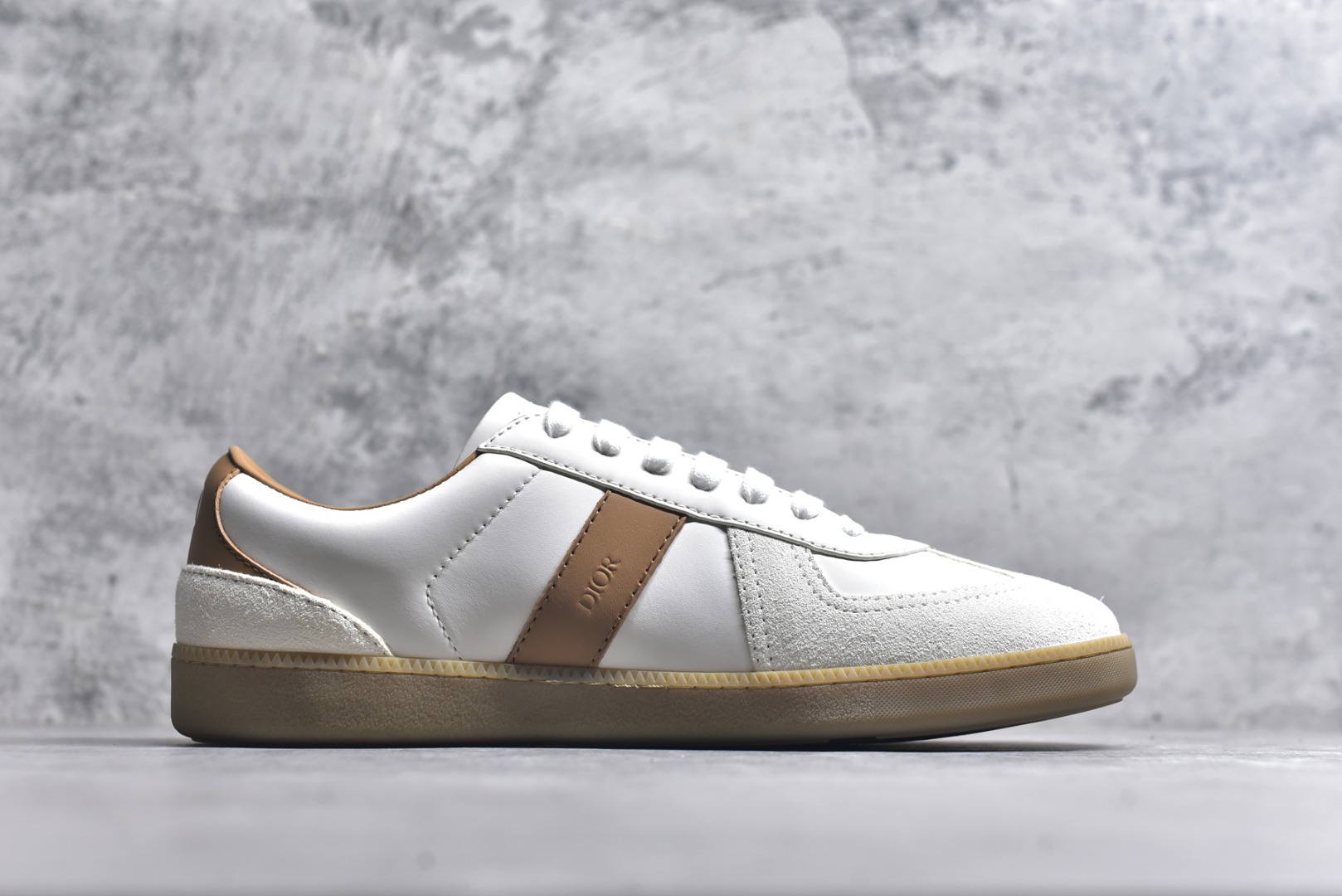 图片[3]-#Dior迪奥 Matchpoint 2025最新 B01系列 德训鞋休闲运动鞋 原版购入开发 做货 这款 B01 Matchpoint运动鞋是二零二五秋季系列新品，标志着 Dior 经典款式的回归，以时尚优雅的廓形重新诠释。采用黑色和白色光滑牛皮革精心制作，饰以灰色绒面革拼接提升格调。鞋舌和内部侧面饰以 Dior 标志，鞋后跟饰以 CD Icon 标志。搭配琥珀色橡胶鞋底，点缀以 Dior 标志，可与 Dior Icons 限定系列的各式造型搭配，打造精致造型 配送专柜精美包装🛍📦 ▪️ 面料 ： 原版定制进口头层牛皮 ▪️ 内里 ： 柔软进口牛皮里 ▪️ 鞋底 ： 原版开模防滑TPU材质 ▪️ 底厚 ：2.5CM ▪️ 尺码： 39-45-选品中心