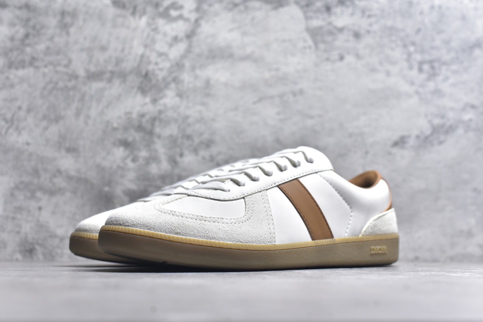 图片[2]-#Dior迪奥 Matchpoint 2025最新 B01系列 德训鞋休闲运动鞋 原版购入开发 做货 这款 B01 Matchpoint运动鞋是二零二五秋季系列新品，标志着 Dior 经典款式的回归，以时尚优雅的廓形重新诠释。采用黑色和白色光滑牛皮革精心制作，饰以灰色绒面革拼接提升格调。鞋舌和内部侧面饰以 Dior 标志，鞋后跟饰以 CD Icon 标志。搭配琥珀色橡胶鞋底，点缀以 Dior 标志，可与 Dior Icons 限定系列的各式造型搭配，打造精致造型 配送专柜精美包装🛍📦 ▪️ 面料 ： 原版定制进口头层牛皮 ▪️ 内里 ： 柔软进口牛皮里 ▪️ 鞋底 ： 原版开模防滑TPU材质 ▪️ 底厚 ：2.5CM ▪️ 尺码： 39-45-选品中心