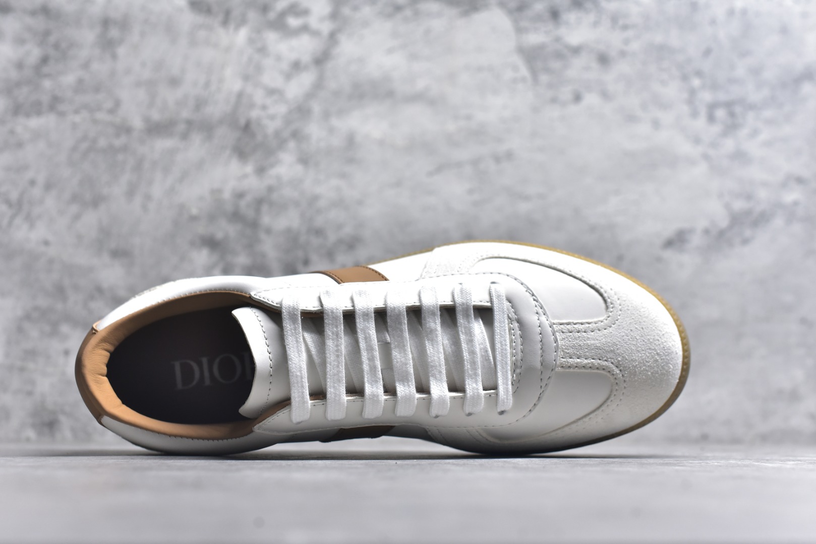 图片[4]-#Dior迪奥 Matchpoint 2025最新 B01系列 德训鞋休闲运动鞋 原版购入开发 做货 这款 B01 Matchpoint运动鞋是二零二五秋季系列新品，标志着 Dior 经典款式的回归，以时尚优雅的廓形重新诠释。采用黑色和白色光滑牛皮革精心制作，饰以灰色绒面革拼接提升格调。鞋舌和内部侧面饰以 Dior 标志，鞋后跟饰以 CD Icon 标志。搭配琥珀色橡胶鞋底，点缀以 Dior 标志，可与 Dior Icons 限定系列的各式造型搭配，打造精致造型 配送专柜精美包装🛍📦 ▪️ 面料 ： 原版定制进口头层牛皮 ▪️ 内里 ： 柔软进口牛皮里 ▪️ 鞋底 ： 原版开模防滑TPU材质 ▪️ 底厚 ：2.5CM ▪️ 尺码： 39-45-选品中心