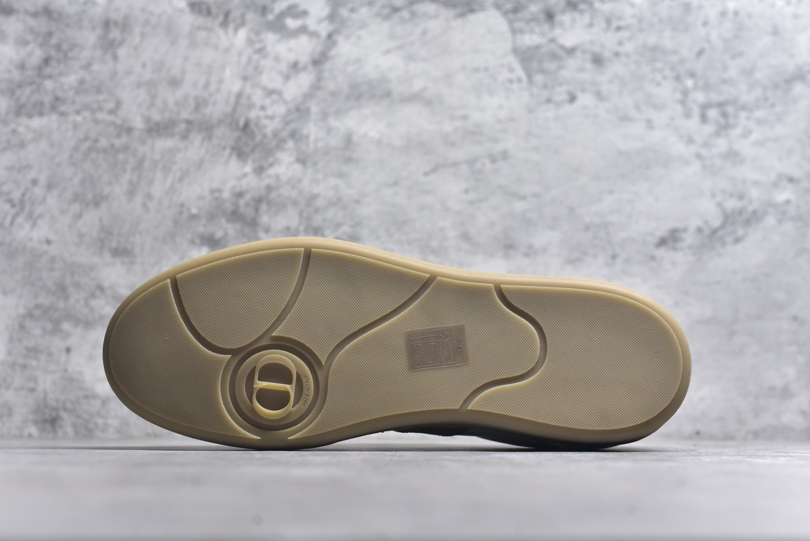 图片[6]-#Dior迪奥 Matchpoint 2025最新 B01系列 德训鞋休闲运动鞋 原版购入开发 做货 这款 B01 Matchpoint运动鞋是二零二五秋季系列新品，标志着 Dior 经典款式的回归，以时尚优雅的廓形重新诠释。采用黑色和白色光滑牛皮革精心制作，饰以灰色绒面革拼接提升格调。鞋舌和内部侧面饰以 Dior 标志，鞋后跟饰以 CD Icon 标志。搭配琥珀色橡胶鞋底，点缀以 Dior 标志，可与 Dior Icons 限定系列的各式造型搭配，打造精致造型 配送专柜精美包装🛍📦 ▪️ 面料 ： 原版定制进口头层牛皮 ▪️ 内里 ： 柔软进口牛皮里 ▪️ 鞋底 ： 原版开模防滑TPU材质 ▪️ 底厚 ：2.5CM ▪️ 尺码： 39-45-选品中心