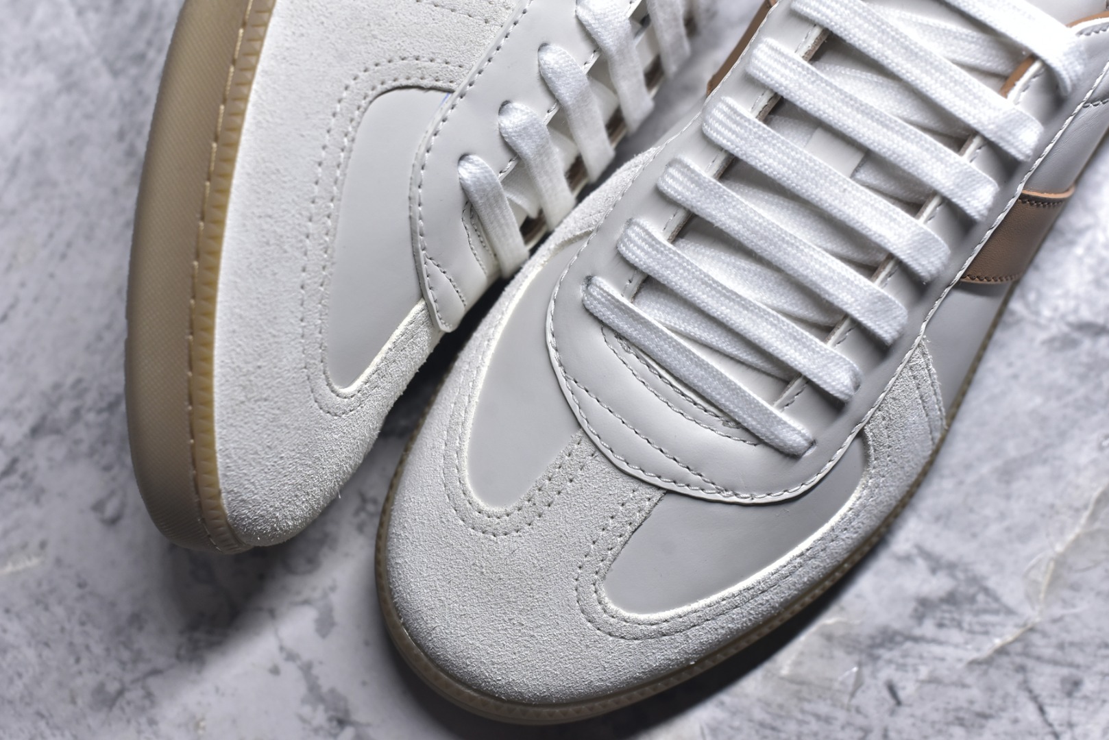 图片[8]-#Dior迪奥 Matchpoint 2025最新 B01系列 德训鞋休闲运动鞋 原版购入开发 做货 这款 B01 Matchpoint运动鞋是二零二五秋季系列新品，标志着 Dior 经典款式的回归，以时尚优雅的廓形重新诠释。采用黑色和白色光滑牛皮革精心制作，饰以灰色绒面革拼接提升格调。鞋舌和内部侧面饰以 Dior 标志，鞋后跟饰以 CD Icon 标志。搭配琥珀色橡胶鞋底，点缀以 Dior 标志，可与 Dior Icons 限定系列的各式造型搭配，打造精致造型 配送专柜精美包装🛍📦 ▪️ 面料 ： 原版定制进口头层牛皮 ▪️ 内里 ： 柔软进口牛皮里 ▪️ 鞋底 ： 原版开模防滑TPU材质 ▪️ 底厚 ：2.5CM ▪️ 尺码： 39-45-选品中心