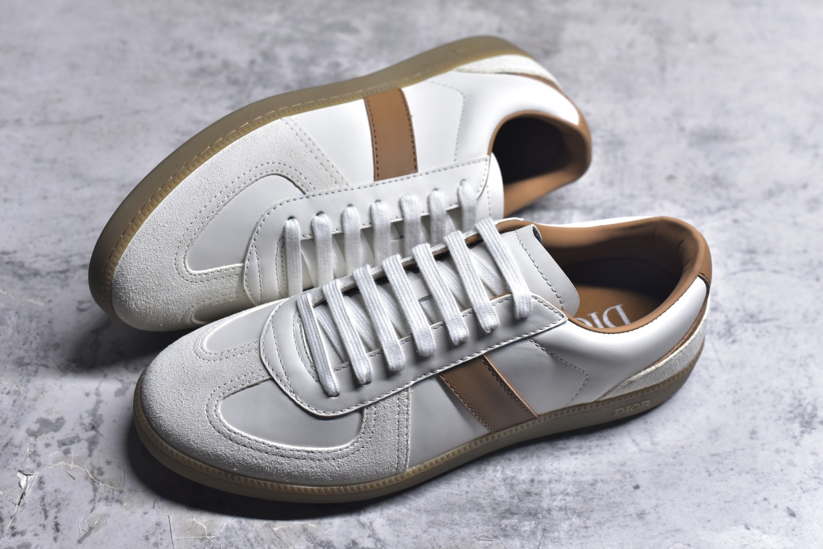 图片[7]-#Dior迪奥 Matchpoint 2025最新 B01系列 德训鞋休闲运动鞋 原版购入开发 做货 这款 B01 Matchpoint运动鞋是二零二五秋季系列新品，标志着 Dior 经典款式的回归，以时尚优雅的廓形重新诠释。采用黑色和白色光滑牛皮革精心制作，饰以灰色绒面革拼接提升格调。鞋舌和内部侧面饰以 Dior 标志，鞋后跟饰以 CD Icon 标志。搭配琥珀色橡胶鞋底，点缀以 Dior 标志，可与 Dior Icons 限定系列的各式造型搭配，打造精致造型 配送专柜精美包装🛍📦 ▪️ 面料 ： 原版定制进口头层牛皮 ▪️ 内里 ： 柔软进口牛皮里 ▪️ 鞋底 ： 原版开模防滑TPU材质 ▪️ 底厚 ：2.5CM ▪️ 尺码： 39-45-选品中心