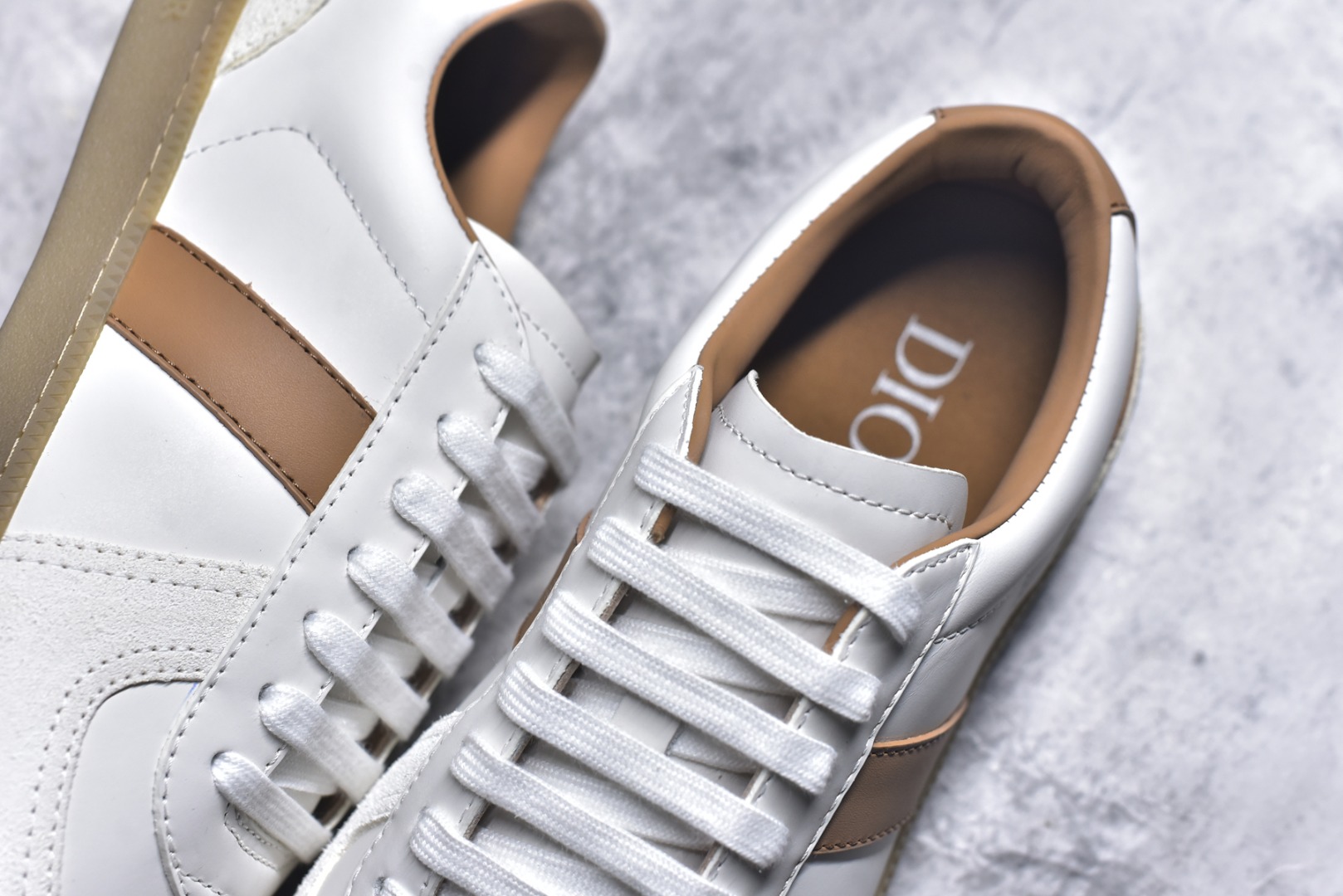 图片[9]-#Dior迪奥 Matchpoint 2025最新 B01系列 德训鞋休闲运动鞋 原版购入开发 做货 这款 B01 Matchpoint运动鞋是二零二五秋季系列新品，标志着 Dior 经典款式的回归，以时尚优雅的廓形重新诠释。采用黑色和白色光滑牛皮革精心制作，饰以灰色绒面革拼接提升格调。鞋舌和内部侧面饰以 Dior 标志，鞋后跟饰以 CD Icon 标志。搭配琥珀色橡胶鞋底，点缀以 Dior 标志，可与 Dior Icons 限定系列的各式造型搭配，打造精致造型 配送专柜精美包装🛍📦 ▪️ 面料 ： 原版定制进口头层牛皮 ▪️ 内里 ： 柔软进口牛皮里 ▪️ 鞋底 ： 原版开模防滑TPU材质 ▪️ 底厚 ：2.5CM ▪️ 尺码： 39-45-选品中心