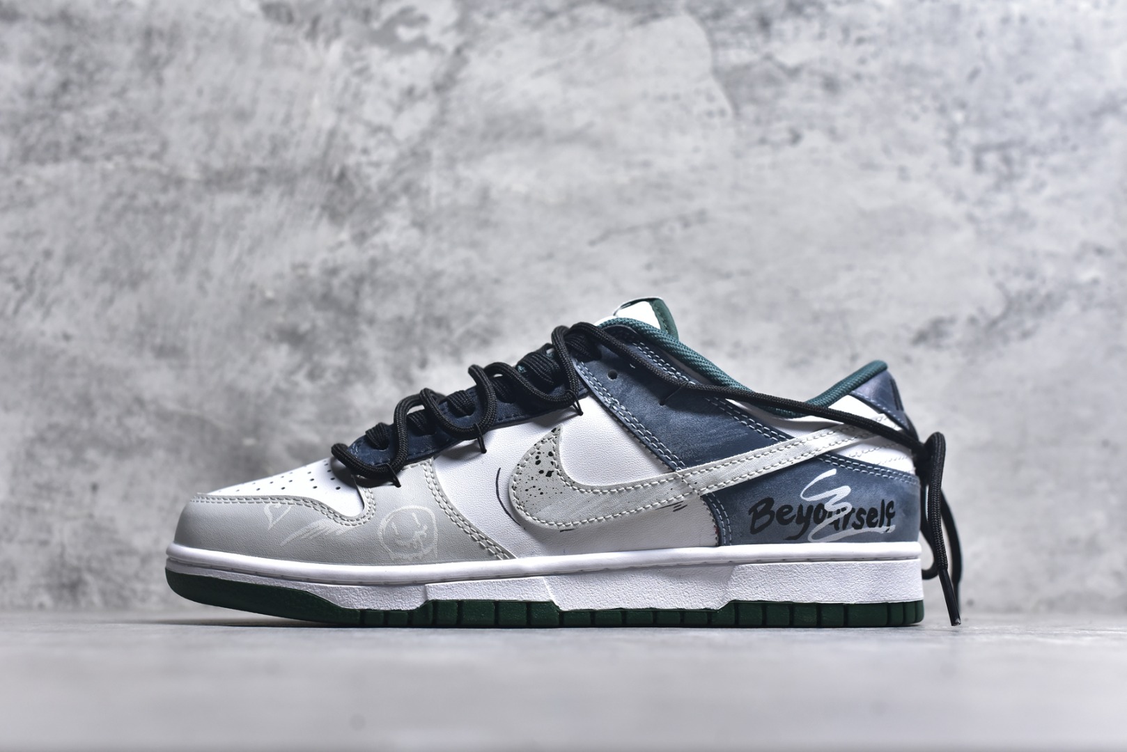#Nike SB Dunk Low 绑带 周年高端定制 低帮休闲板鞋 DV0833-111 #定制鞋盒 超高清洁度 皮料切割干净无任何毛边 细节完美 尺码：36 36.5 37.5 38 38.5 39 40 40.5 41 42 42.5 43 44-选品中心