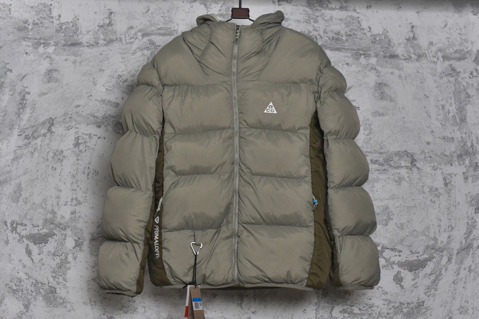 #Nike/耐克 24Fw ACG面包羽绒棉服 高端支线系列应对极端恶劣天气，旗舰店门面的担当，不多见的抗寒重磅单品，拼接设计拼色呼应真的好好看的一款面包服，做工复杂程度比羽绒服要复杂的多，保暖性能和羽绒服一致，东北零下的天气都可以穿，顶级原版辅料细节，原版一致，采用p棉填充400克，科技面料值得入手，定制地球和ACG三角铁环扣子，绿色胸口Logo压胶细节，三处刺绣均为百灵达进口机器万针刺绣，男女同款 尺码：M-XXL-选品中心