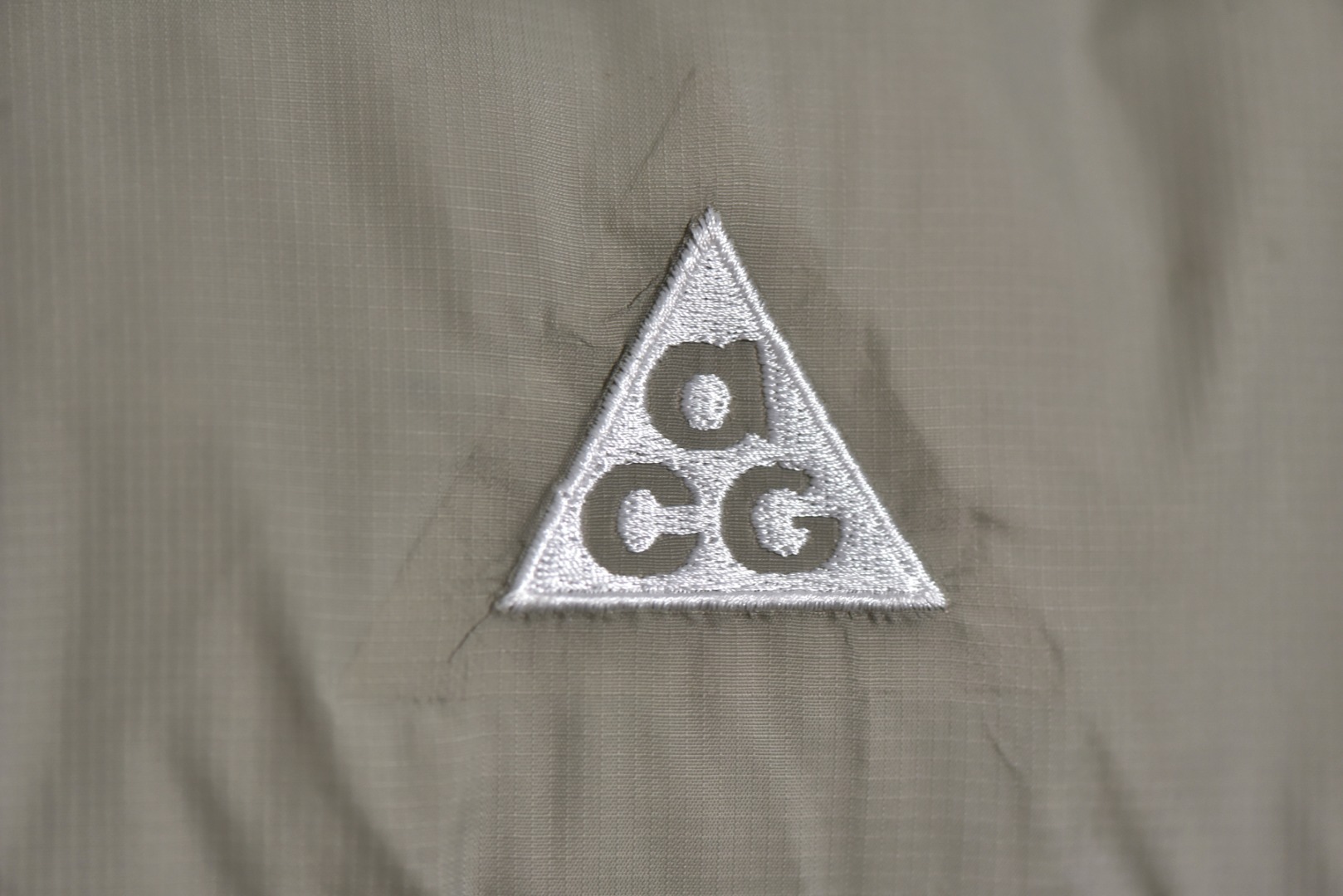 图片[3]-#Nike/耐克 24Fw ACG面包羽绒棉服 高端支线系列应对极端恶劣天气，旗舰店门面的担当，不多见的抗寒重磅单品，拼接设计拼色呼应真的好好看的一款面包服，做工复杂程度比羽绒服要复杂的多，保暖性能和羽绒服一致，东北零下的天气都可以穿，顶级原版辅料细节，原版一致，采用p棉填充400克，科技面料值得入手，定制地球和ACG三角铁环扣子，绿色胸口Logo压胶细节，三处刺绣均为百灵达进口机器万针刺绣，男女同款 尺码：M-XXL-选品中心