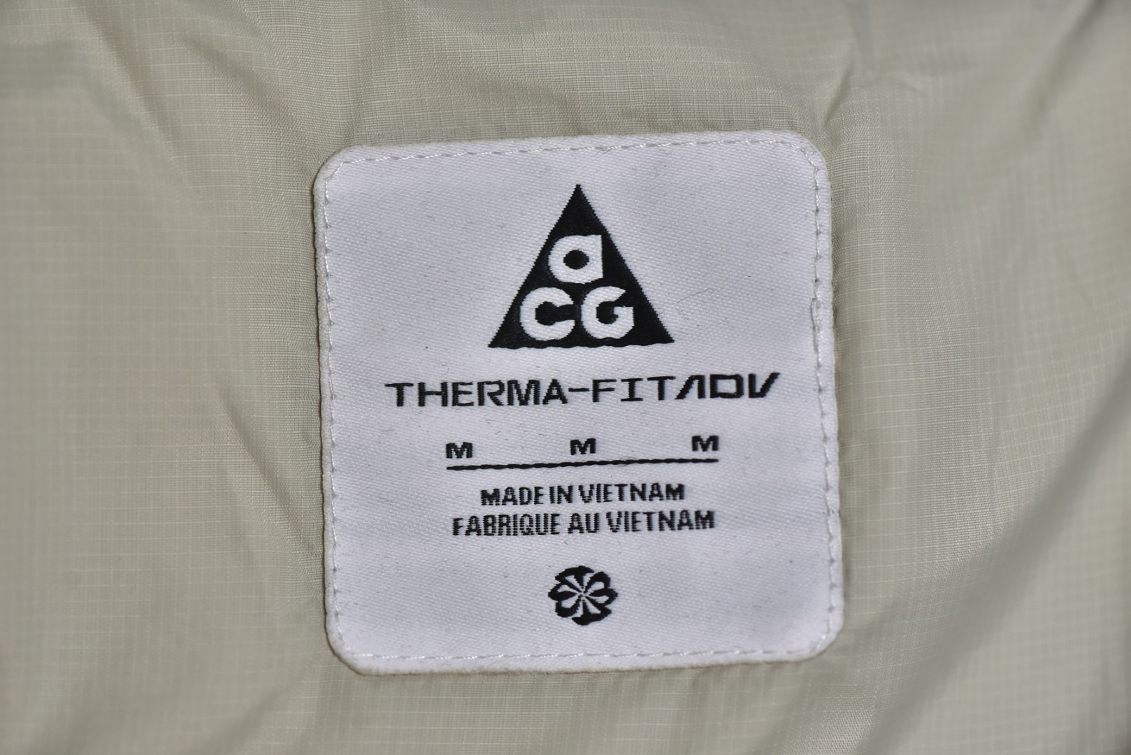 图片[6]-#Nike/耐克 24Fw ACG面包羽绒棉服 高端支线系列应对极端恶劣天气，旗舰店门面的担当，不多见的抗寒重磅单品，拼接设计拼色呼应真的好好看的一款面包服，做工复杂程度比羽绒服要复杂的多，保暖性能和羽绒服一致，东北零下的天气都可以穿，顶级原版辅料细节，原版一致，采用p棉填充400克，科技面料值得入手，定制地球和ACG三角铁环扣子，绿色胸口Logo压胶细节，三处刺绣均为百灵达进口机器万针刺绣，男女同款 尺码：M-XXL-选品中心