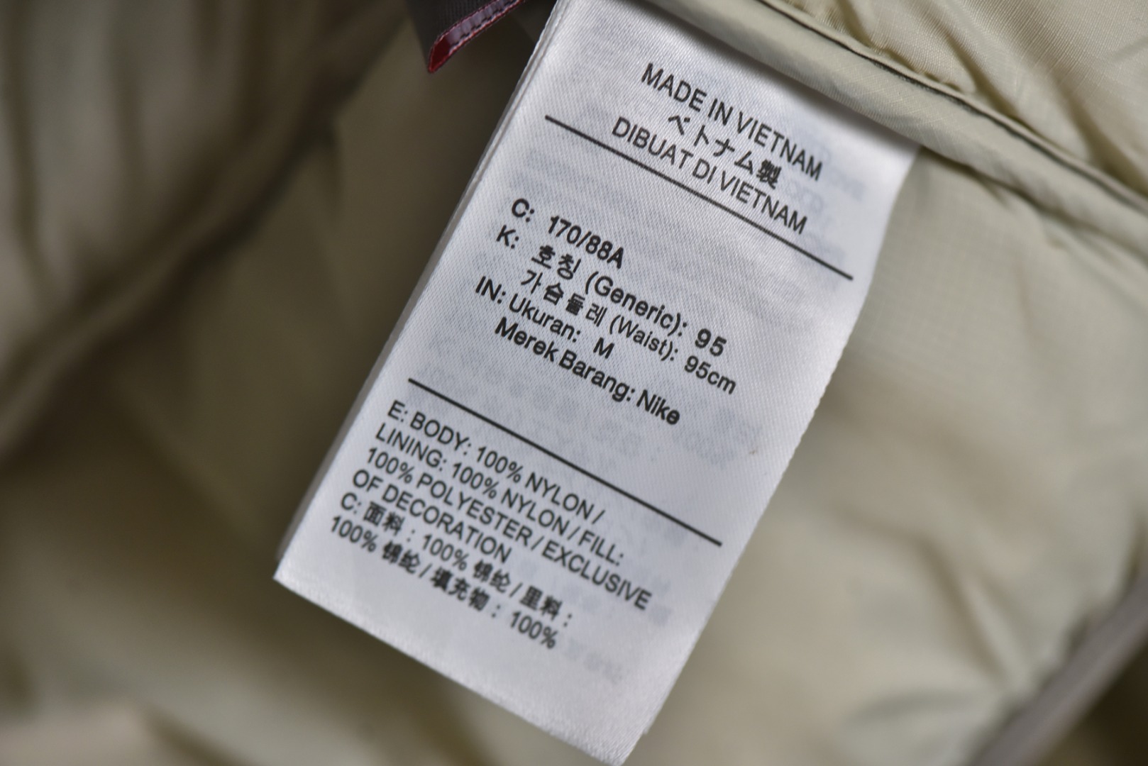 图片[7]-#Nike/耐克 24Fw ACG面包羽绒棉服 高端支线系列应对极端恶劣天气，旗舰店门面的担当，不多见的抗寒重磅单品，拼接设计拼色呼应真的好好看的一款面包服，做工复杂程度比羽绒服要复杂的多，保暖性能和羽绒服一致，东北零下的天气都可以穿，顶级原版辅料细节，原版一致，采用p棉填充400克，科技面料值得入手，定制地球和ACG三角铁环扣子，绿色胸口Logo压胶细节，三处刺绣均为百灵达进口机器万针刺绣，男女同款 尺码：M-XXL-选品中心