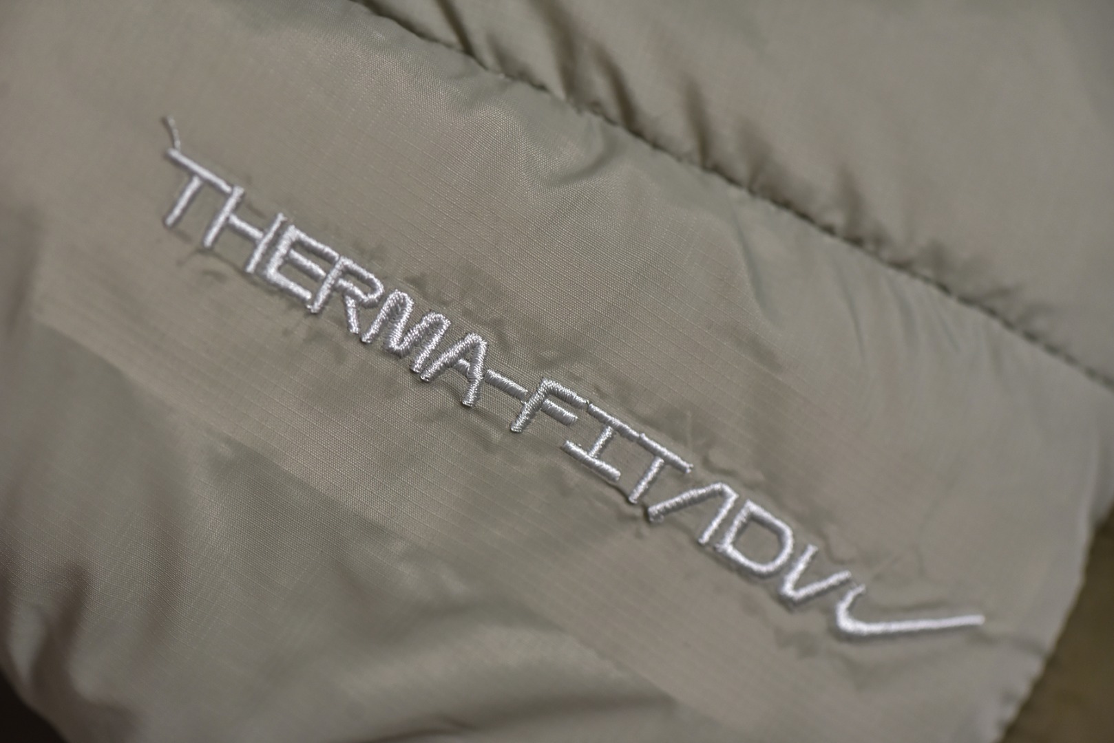 图片[9]-#Nike/耐克 24Fw ACG面包羽绒棉服 高端支线系列应对极端恶劣天气，旗舰店门面的担当，不多见的抗寒重磅单品，拼接设计拼色呼应真的好好看的一款面包服，做工复杂程度比羽绒服要复杂的多，保暖性能和羽绒服一致，东北零下的天气都可以穿，顶级原版辅料细节，原版一致，采用p棉填充400克，科技面料值得入手，定制地球和ACG三角铁环扣子，绿色胸口Logo压胶细节，三处刺绣均为百灵达进口机器万针刺绣，男女同款 尺码：M-XXL-选品中心