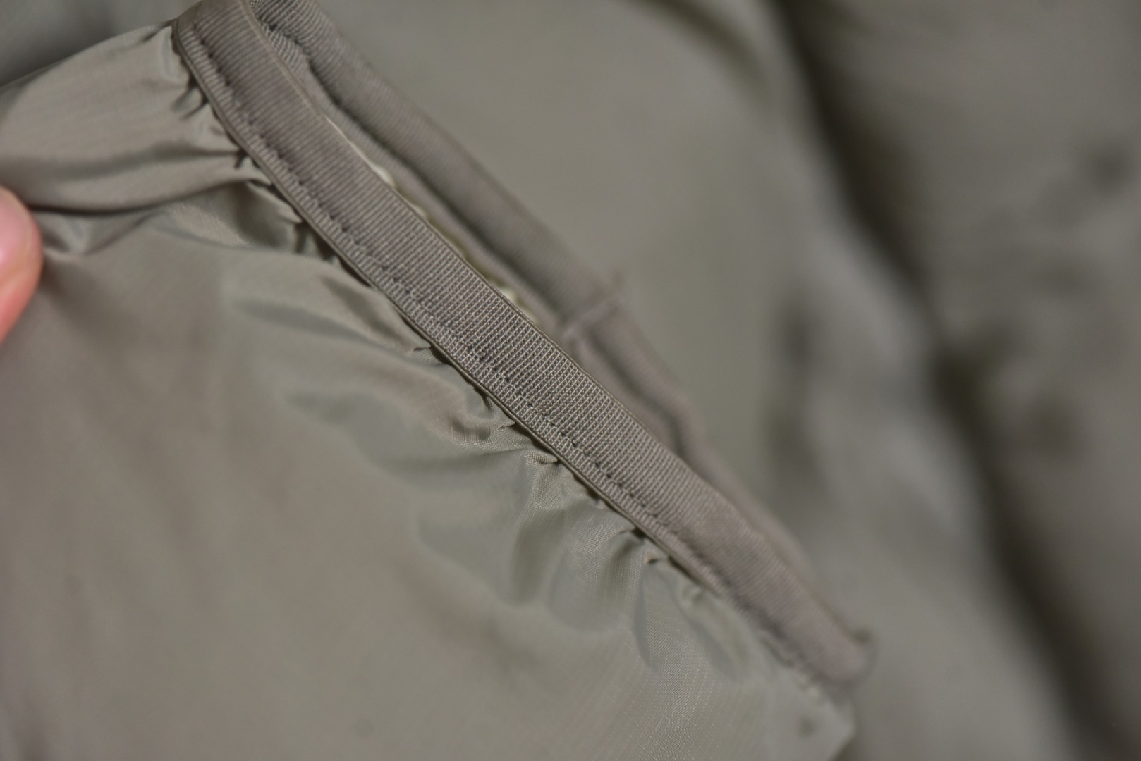 图片[8]-#Nike/耐克 24Fw ACG面包羽绒棉服 高端支线系列应对极端恶劣天气，旗舰店门面的担当，不多见的抗寒重磅单品，拼接设计拼色呼应真的好好看的一款面包服，做工复杂程度比羽绒服要复杂的多，保暖性能和羽绒服一致，东北零下的天气都可以穿，顶级原版辅料细节，原版一致，采用p棉填充400克，科技面料值得入手，定制地球和ACG三角铁环扣子，绿色胸口Logo压胶细节，三处刺绣均为百灵达进口机器万针刺绣，男女同款 尺码：M-XXL-选品中心