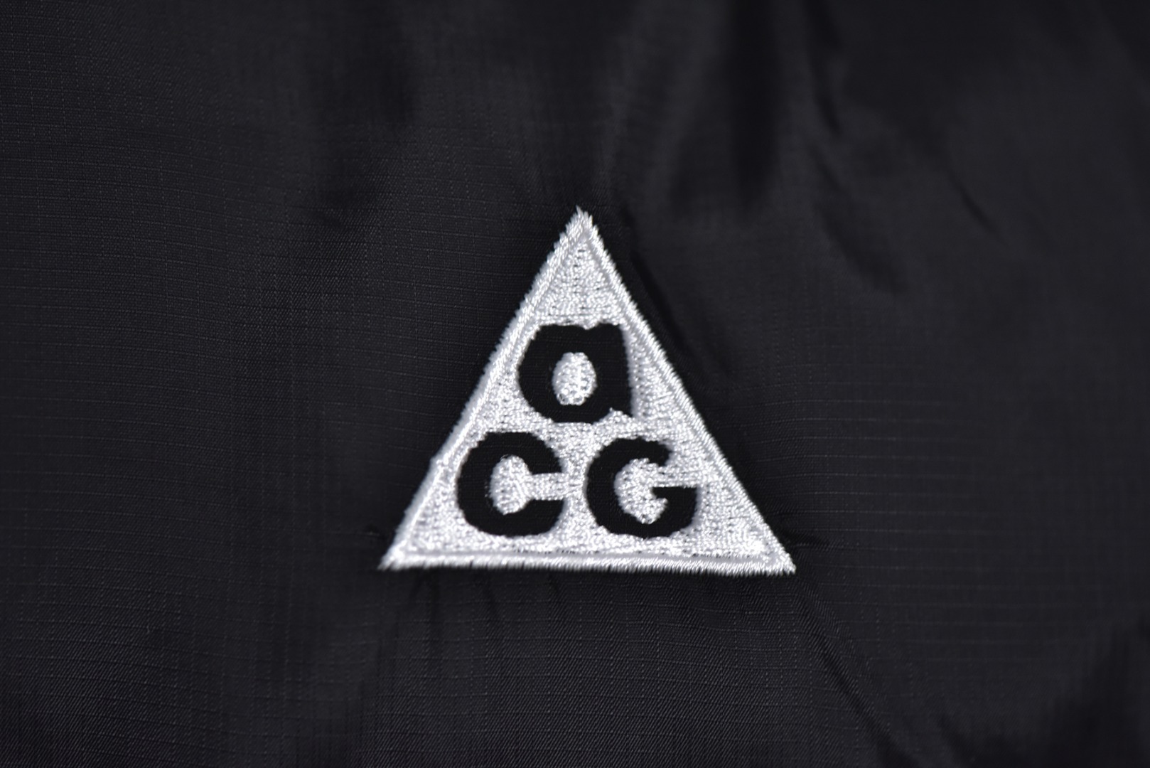 图片[3]-#Nike/耐克 24Fw ACG面包羽绒棉服 高端支线系列应对极端恶劣天气，旗舰店门面的担当，不多见的抗寒重磅单品，拼接设计拼色呼应真的好好看的一款面包服，做工复杂程度比羽绒服要复杂的多，保暖性能和羽绒服一致，东北零下的天气都可以穿，顶级原版辅料细节，原版一致，采用p棉填充400克，科技面料值得入手，定制地球和ACG三角铁环扣子，绿色胸口Logo压胶细节，三处刺绣均为百灵达进口机器万针刺绣，男女同款 尺码：M-XXL-选品中心