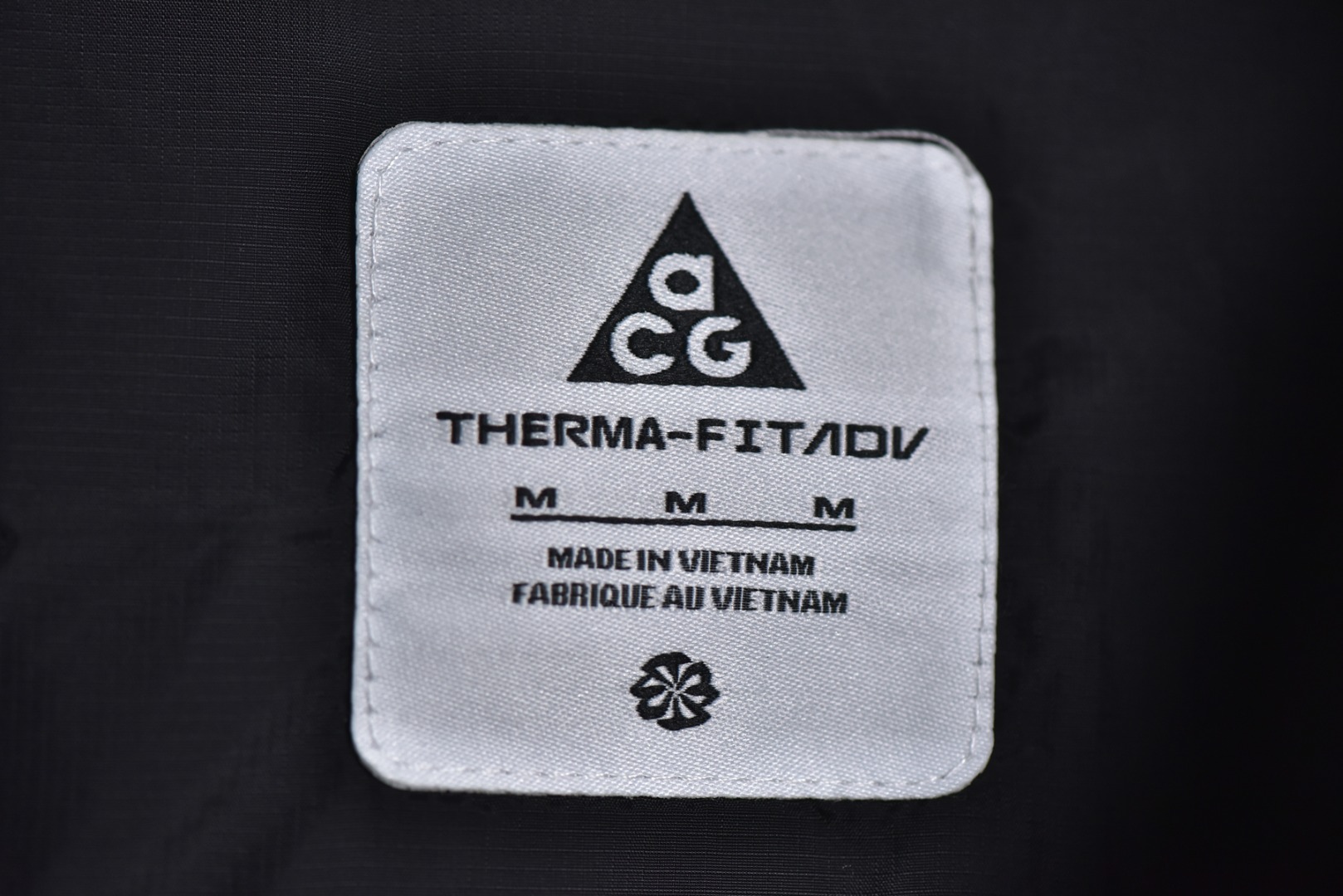 图片[7]-#Nike/耐克 24Fw ACG面包羽绒棉服 高端支线系列应对极端恶劣天气，旗舰店门面的担当，不多见的抗寒重磅单品，拼接设计拼色呼应真的好好看的一款面包服，做工复杂程度比羽绒服要复杂的多，保暖性能和羽绒服一致，东北零下的天气都可以穿，顶级原版辅料细节，原版一致，采用p棉填充400克，科技面料值得入手，定制地球和ACG三角铁环扣子，绿色胸口Logo压胶细节，三处刺绣均为百灵达进口机器万针刺绣，男女同款 尺码：M-XXL-选品中心