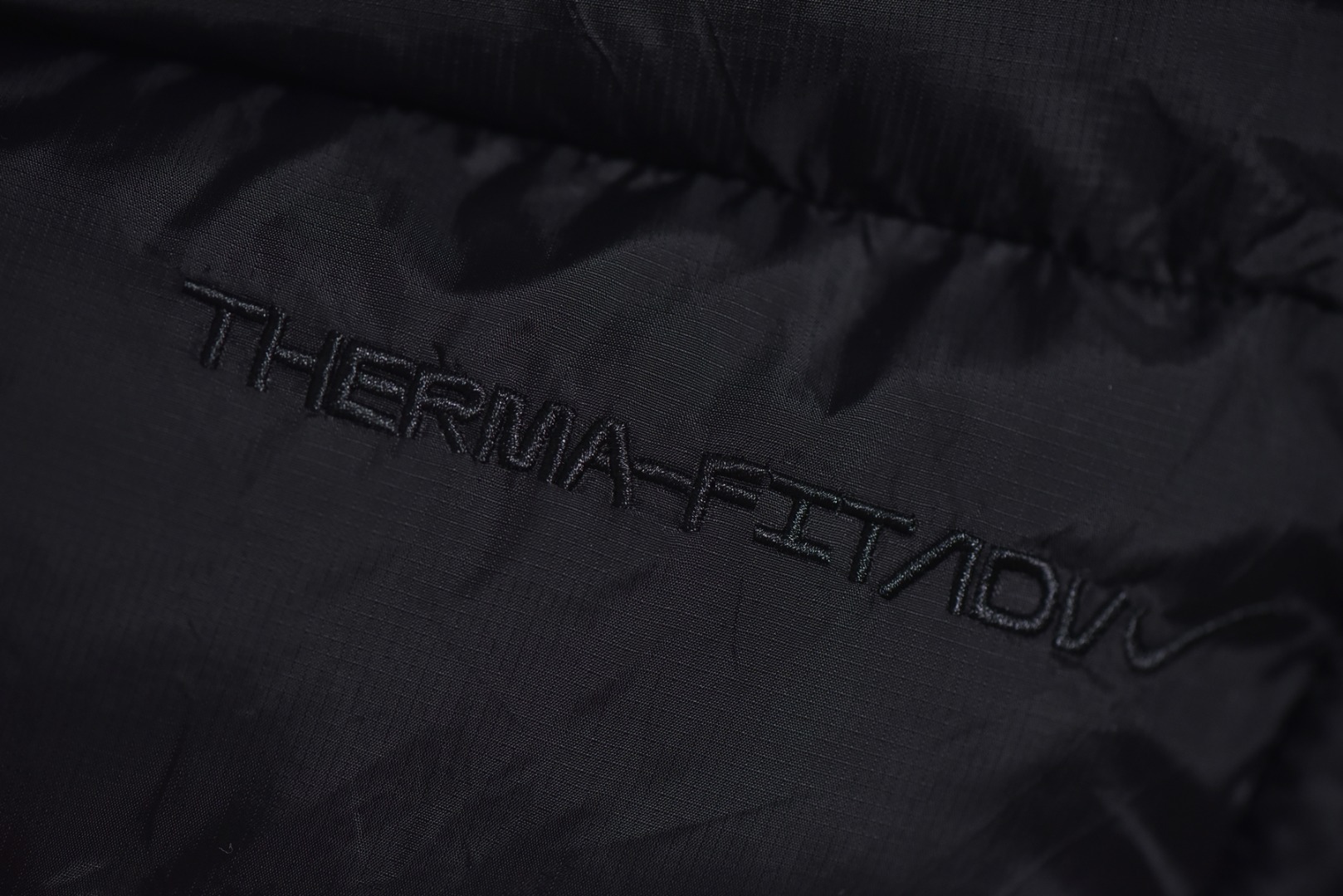 图片[8]-#Nike/耐克 24Fw ACG面包羽绒棉服 高端支线系列应对极端恶劣天气，旗舰店门面的担当，不多见的抗寒重磅单品，拼接设计拼色呼应真的好好看的一款面包服，做工复杂程度比羽绒服要复杂的多，保暖性能和羽绒服一致，东北零下的天气都可以穿，顶级原版辅料细节，原版一致，采用p棉填充400克，科技面料值得入手，定制地球和ACG三角铁环扣子，绿色胸口Logo压胶细节，三处刺绣均为百灵达进口机器万针刺绣，男女同款 尺码：M-XXL-选品中心