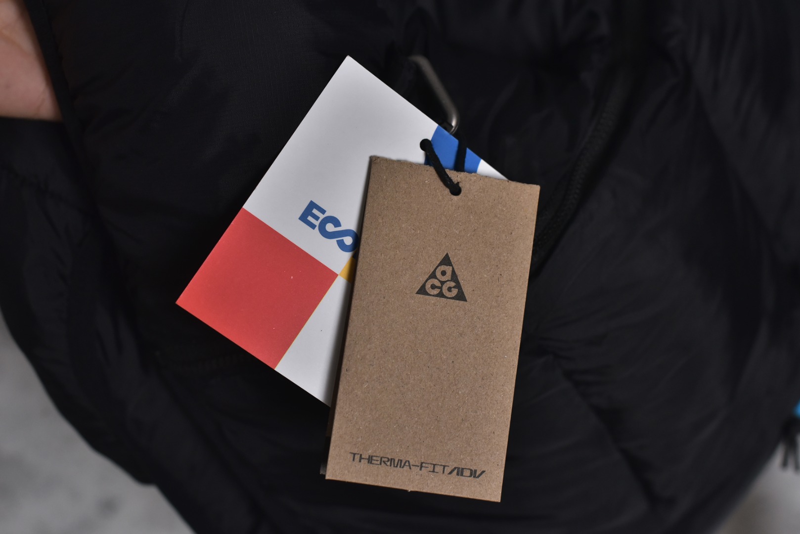 图片[9]-#Nike/耐克 24Fw ACG面包羽绒棉服 高端支线系列应对极端恶劣天气，旗舰店门面的担当，不多见的抗寒重磅单品，拼接设计拼色呼应真的好好看的一款面包服，做工复杂程度比羽绒服要复杂的多，保暖性能和羽绒服一致，东北零下的天气都可以穿，顶级原版辅料细节，原版一致，采用p棉填充400克，科技面料值得入手，定制地球和ACG三角铁环扣子，绿色胸口Logo压胶细节，三处刺绣均为百灵达进口机器万针刺绣，男女同款 尺码：M-XXL-选品中心