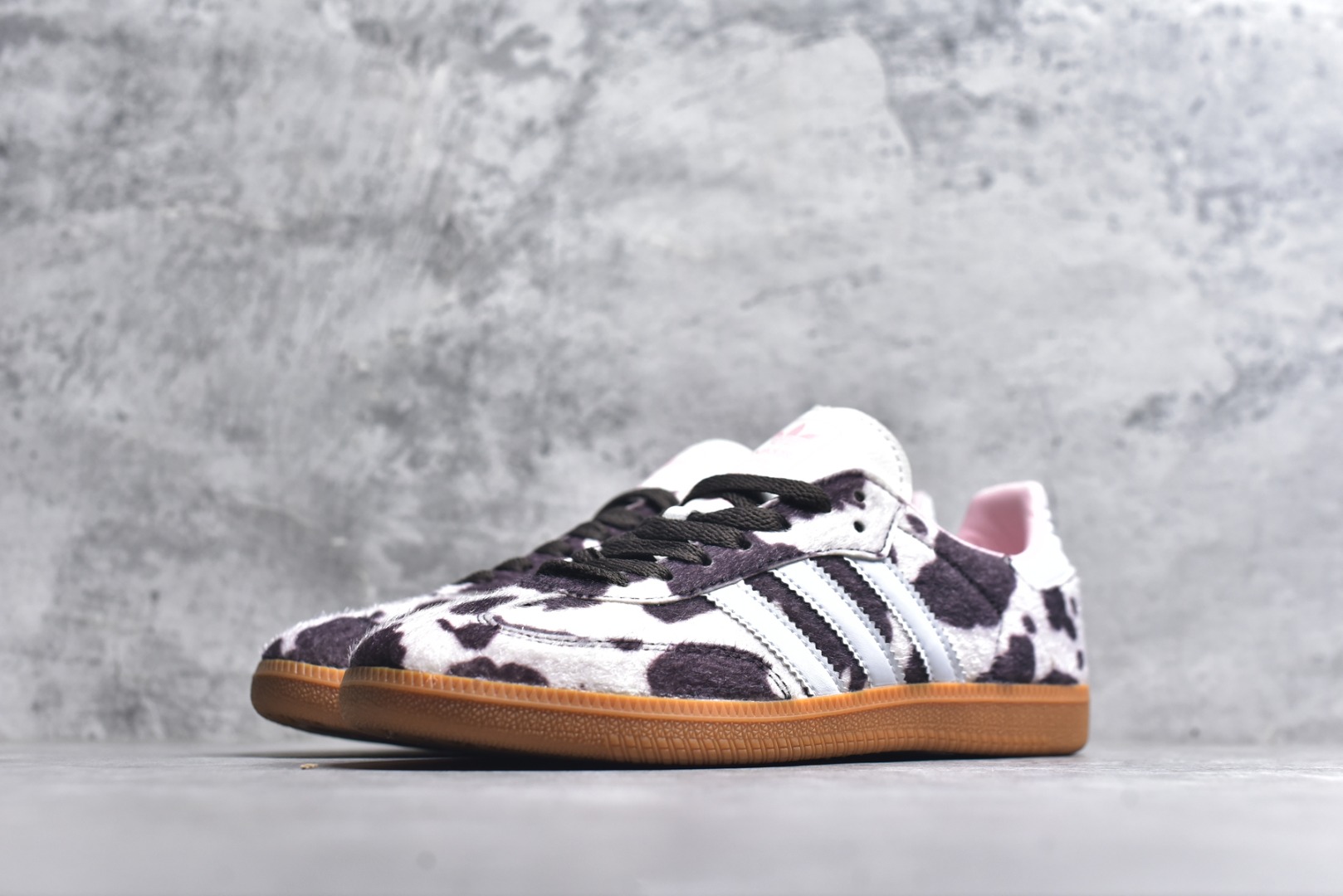 图片[2]-#Adidas Samba \”Cow Print\” 灰白棕 奶牛马毛 复古桑巴板鞋 纯原大厂出品👏 这款桑巴鞋展示了高质量的工艺 带有装饰的超锁缝制和无缝的手感 柔软、柔软的皮革造型和标志性的3条纹完成了精致的外观 正规合身鞋带 鞋面上有绒面鞋垫 橡胶鞋底 享受正畸套筒软感 自50年代首次亮相以来就一直在赢得粉丝的青睐 货号： JR1256 尺码： 36 36.5 37.5 38 38.5 39 40 40.5 41 42 42.5 43 44 44.5 45-选品中心