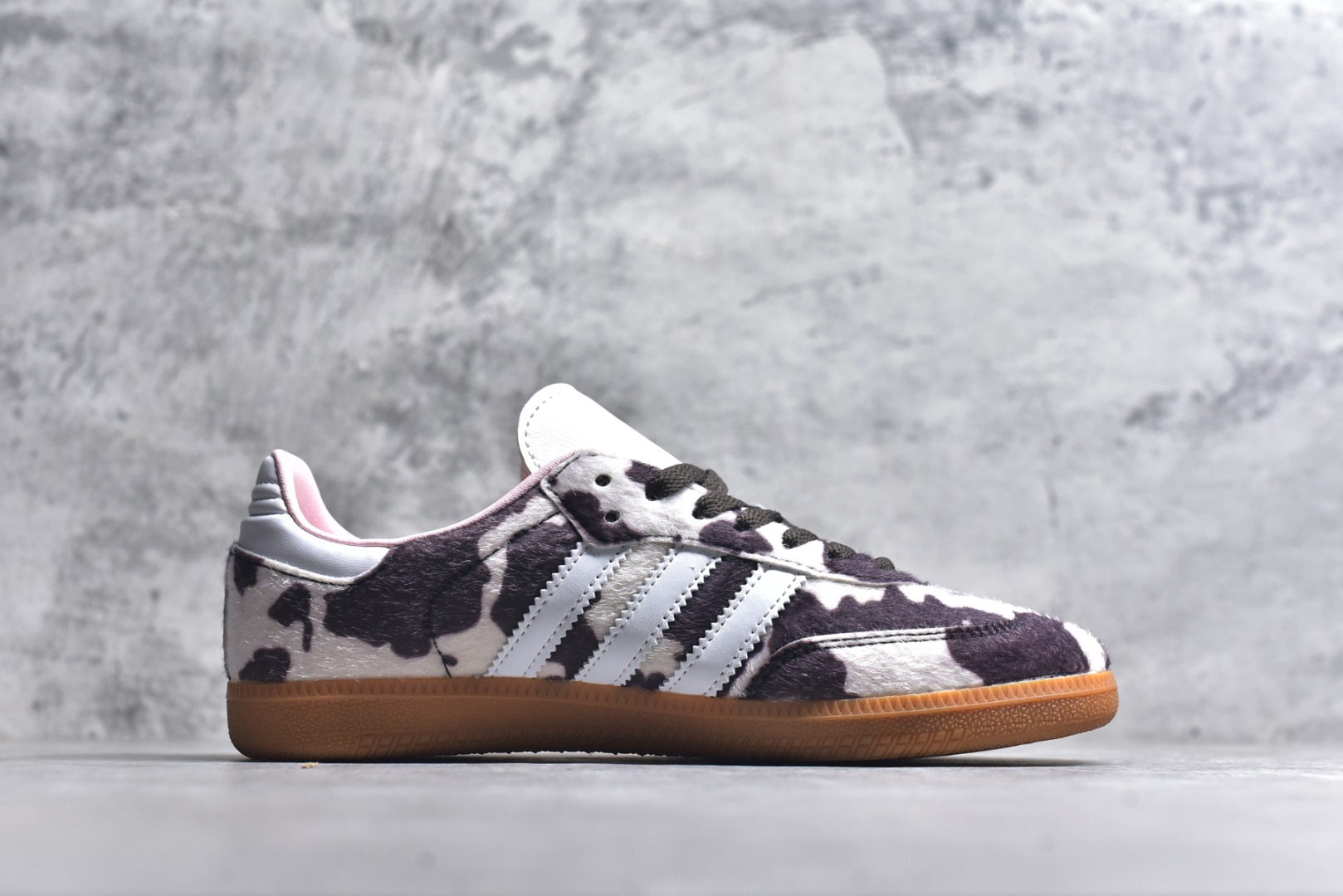 图片[3]-#Adidas Samba \”Cow Print\” 灰白棕 奶牛马毛 复古桑巴板鞋 纯原大厂出品👏 这款桑巴鞋展示了高质量的工艺 带有装饰的超锁缝制和无缝的手感 柔软、柔软的皮革造型和标志性的3条纹完成了精致的外观 正规合身鞋带 鞋面上有绒面鞋垫 橡胶鞋底 享受正畸套筒软感 自50年代首次亮相以来就一直在赢得粉丝的青睐 货号： JR1256 尺码： 36 36.5 37.5 38 38.5 39 40 40.5 41 42 42.5 43 44 44.5 45-选品中心