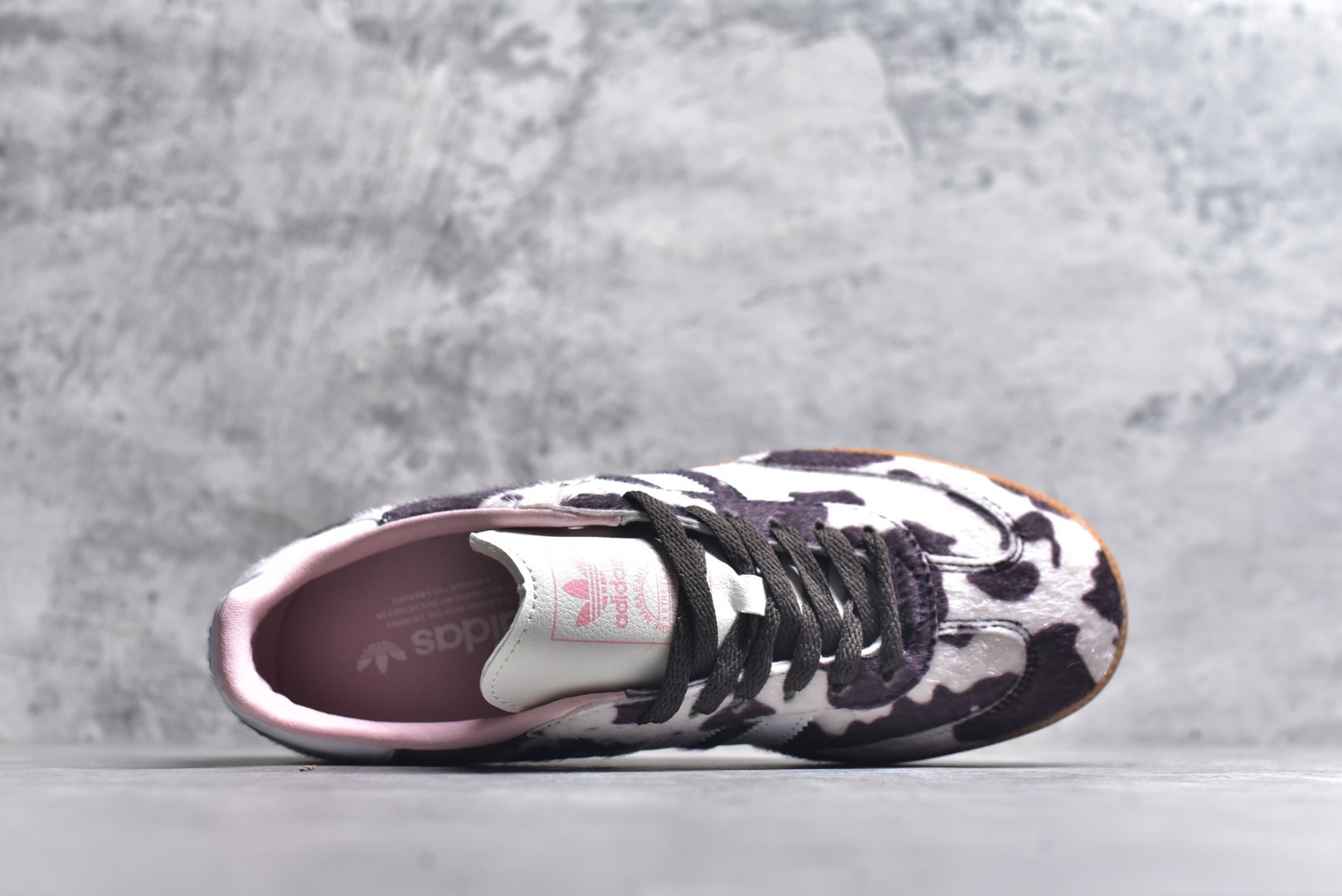图片[4]-#Adidas Samba \”Cow Print\” 灰白棕 奶牛马毛 复古桑巴板鞋 纯原大厂出品👏 这款桑巴鞋展示了高质量的工艺 带有装饰的超锁缝制和无缝的手感 柔软、柔软的皮革造型和标志性的3条纹完成了精致的外观 正规合身鞋带 鞋面上有绒面鞋垫 橡胶鞋底 享受正畸套筒软感 自50年代首次亮相以来就一直在赢得粉丝的青睐 货号： JR1256 尺码： 36 36.5 37.5 38 38.5 39 40 40.5 41 42 42.5 43 44 44.5 45-选品中心