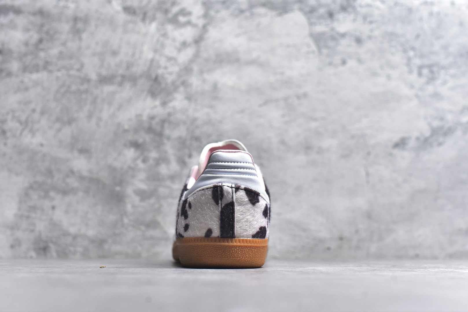 图片[5]-#Adidas Samba \”Cow Print\” 灰白棕 奶牛马毛 复古桑巴板鞋 纯原大厂出品👏 这款桑巴鞋展示了高质量的工艺 带有装饰的超锁缝制和无缝的手感 柔软、柔软的皮革造型和标志性的3条纹完成了精致的外观 正规合身鞋带 鞋面上有绒面鞋垫 橡胶鞋底 享受正畸套筒软感 自50年代首次亮相以来就一直在赢得粉丝的青睐 货号： JR1256 尺码： 36 36.5 37.5 38 38.5 39 40 40.5 41 42 42.5 43 44 44.5 45-选品中心