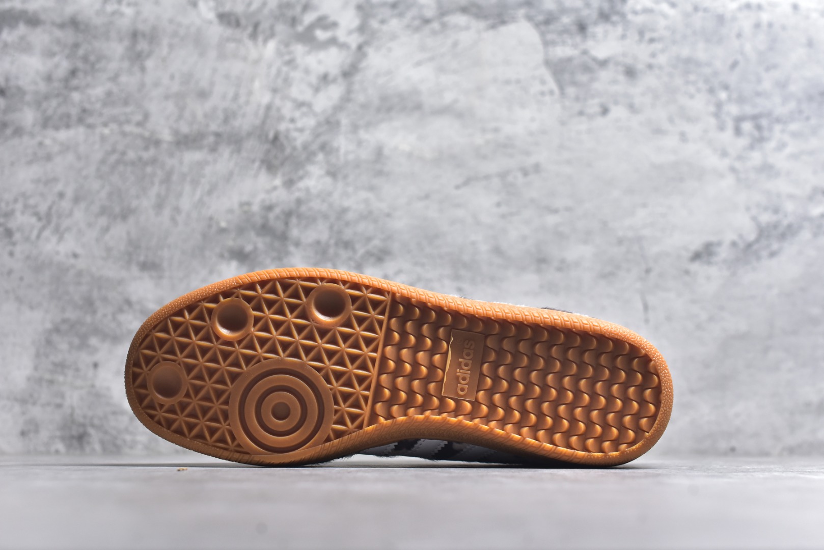 图片[6]-#Adidas Samba \”Cow Print\” 灰白棕 奶牛马毛 复古桑巴板鞋 纯原大厂出品👏 这款桑巴鞋展示了高质量的工艺 带有装饰的超锁缝制和无缝的手感 柔软、柔软的皮革造型和标志性的3条纹完成了精致的外观 正规合身鞋带 鞋面上有绒面鞋垫 橡胶鞋底 享受正畸套筒软感 自50年代首次亮相以来就一直在赢得粉丝的青睐 货号： JR1256 尺码： 36 36.5 37.5 38 38.5 39 40 40.5 41 42 42.5 43 44 44.5 45-选品中心
