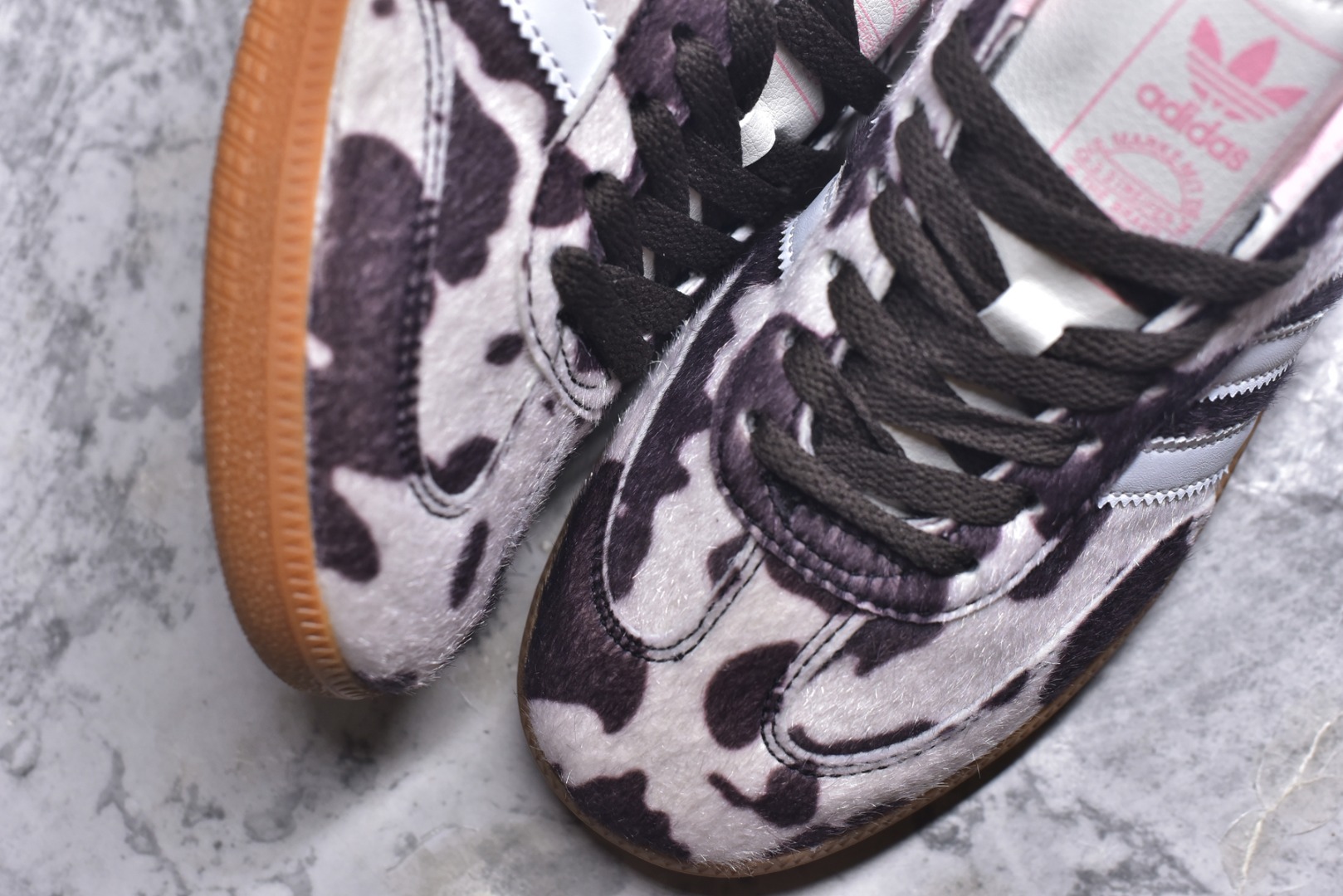 图片[8]-#Adidas Samba \”Cow Print\” 灰白棕 奶牛马毛 复古桑巴板鞋 纯原大厂出品👏 这款桑巴鞋展示了高质量的工艺 带有装饰的超锁缝制和无缝的手感 柔软、柔软的皮革造型和标志性的3条纹完成了精致的外观 正规合身鞋带 鞋面上有绒面鞋垫 橡胶鞋底 享受正畸套筒软感 自50年代首次亮相以来就一直在赢得粉丝的青睐 货号： JR1256 尺码： 36 36.5 37.5 38 38.5 39 40 40.5 41 42 42.5 43 44 44.5 45-选品中心