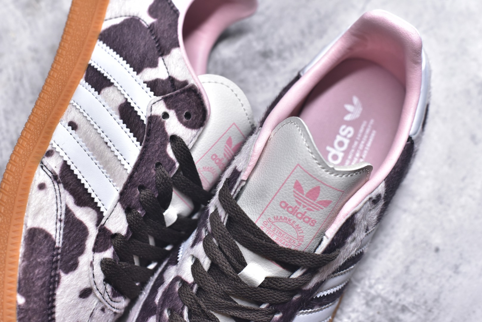 图片[9]-#Adidas Samba \”Cow Print\” 灰白棕 奶牛马毛 复古桑巴板鞋 纯原大厂出品👏 这款桑巴鞋展示了高质量的工艺 带有装饰的超锁缝制和无缝的手感 柔软、柔软的皮革造型和标志性的3条纹完成了精致的外观 正规合身鞋带 鞋面上有绒面鞋垫 橡胶鞋底 享受正畸套筒软感 自50年代首次亮相以来就一直在赢得粉丝的青睐 货号： JR1256 尺码： 36 36.5 37.5 38 38.5 39 40 40.5 41 42 42.5 43 44 44.5 45-选品中心