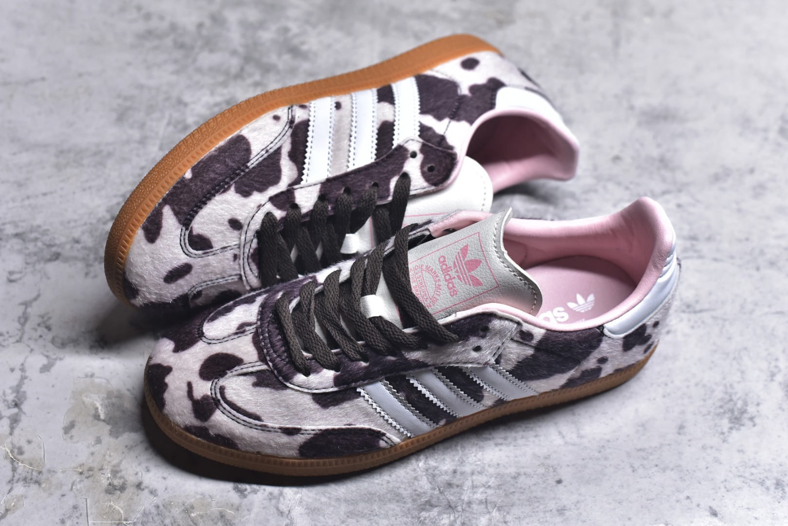 图片[7]-#Adidas Samba \”Cow Print\” 灰白棕 奶牛马毛 复古桑巴板鞋 纯原大厂出品👏 这款桑巴鞋展示了高质量的工艺 带有装饰的超锁缝制和无缝的手感 柔软、柔软的皮革造型和标志性的3条纹完成了精致的外观 正规合身鞋带 鞋面上有绒面鞋垫 橡胶鞋底 享受正畸套筒软感 自50年代首次亮相以来就一直在赢得粉丝的青睐 货号： JR1256 尺码： 36 36.5 37.5 38 38.5 39 40 40.5 41 42 42.5 43 44 44.5 45-选品中心