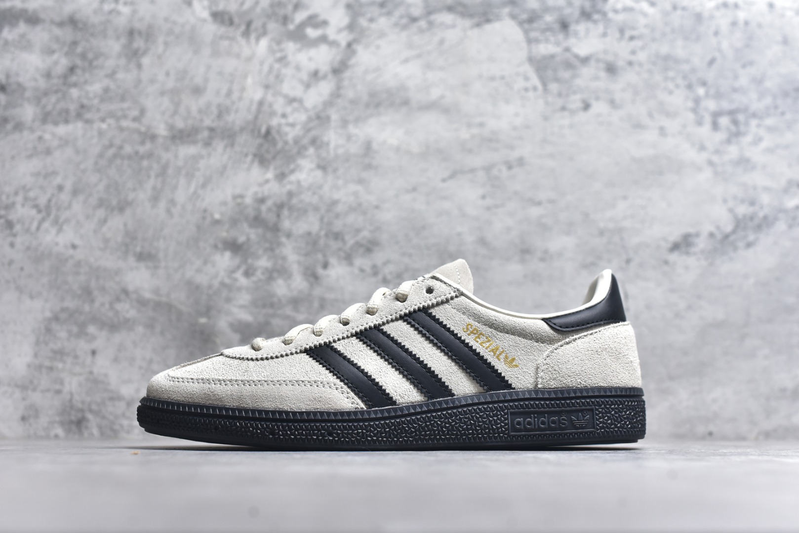 #Adidas Handball Spezial 官方正确版本 阿迪达斯经典款 复古休闲板鞋 全鞋采用反毛皮制作 牛筋耐磨大底 承载青春情怀的板鞋 经典三条杠装饰鞋侧 品牌辨识度清晰 货号：JR3667 尺码：35-45（半）-选品中心