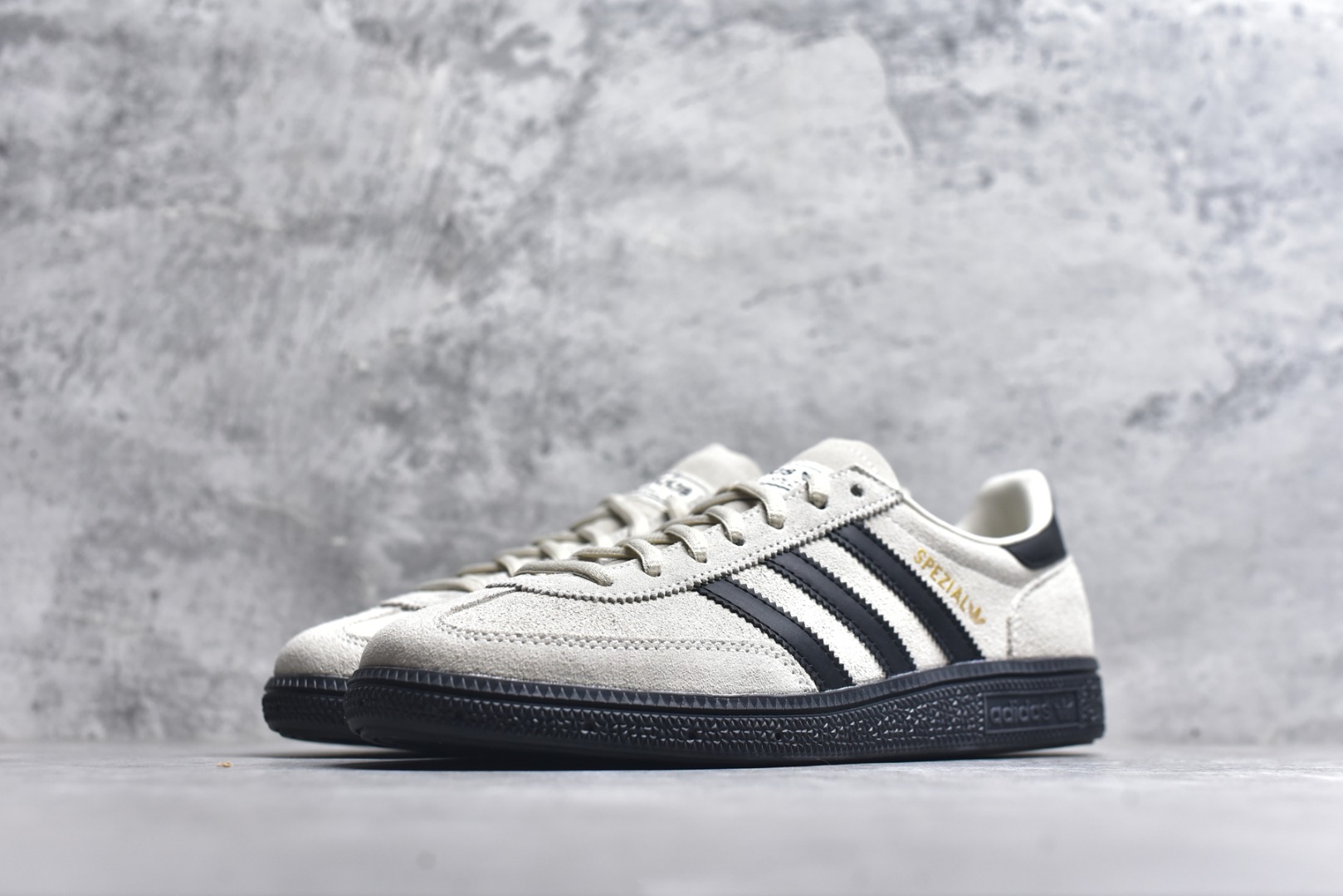 图片[2]-#Adidas Handball Spezial 官方正确版本 阿迪达斯经典款 复古休闲板鞋 全鞋采用反毛皮制作 牛筋耐磨大底 承载青春情怀的板鞋 经典三条杠装饰鞋侧 品牌辨识度清晰 货号：JR3667 尺码：35-45（半）-选品中心