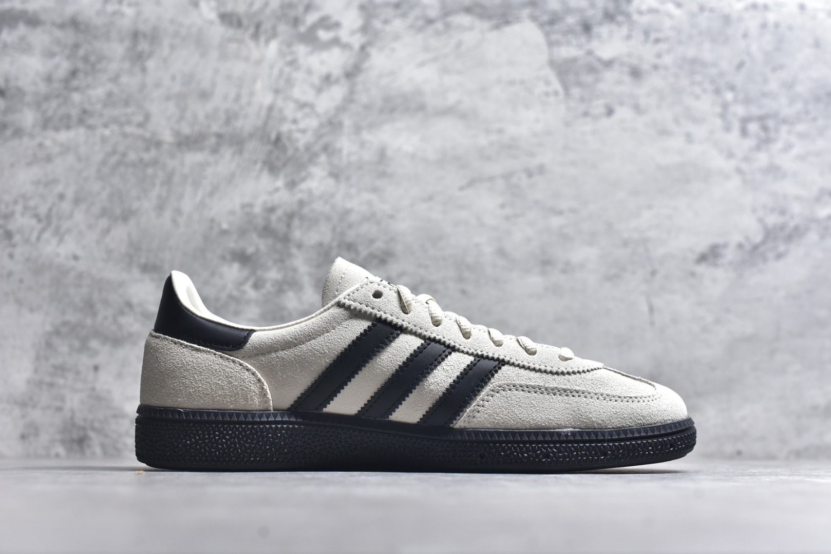 图片[3]-#Adidas Handball Spezial 官方正确版本 阿迪达斯经典款 复古休闲板鞋 全鞋采用反毛皮制作 牛筋耐磨大底 承载青春情怀的板鞋 经典三条杠装饰鞋侧 品牌辨识度清晰 货号：JR3667 尺码：35-45（半）-选品中心