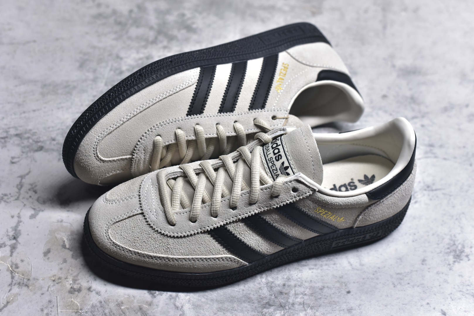 图片[7]-#Adidas Handball Spezial 官方正确版本 阿迪达斯经典款 复古休闲板鞋 全鞋采用反毛皮制作 牛筋耐磨大底 承载青春情怀的板鞋 经典三条杠装饰鞋侧 品牌辨识度清晰 货号：JR3667 尺码：35-45（半）-选品中心