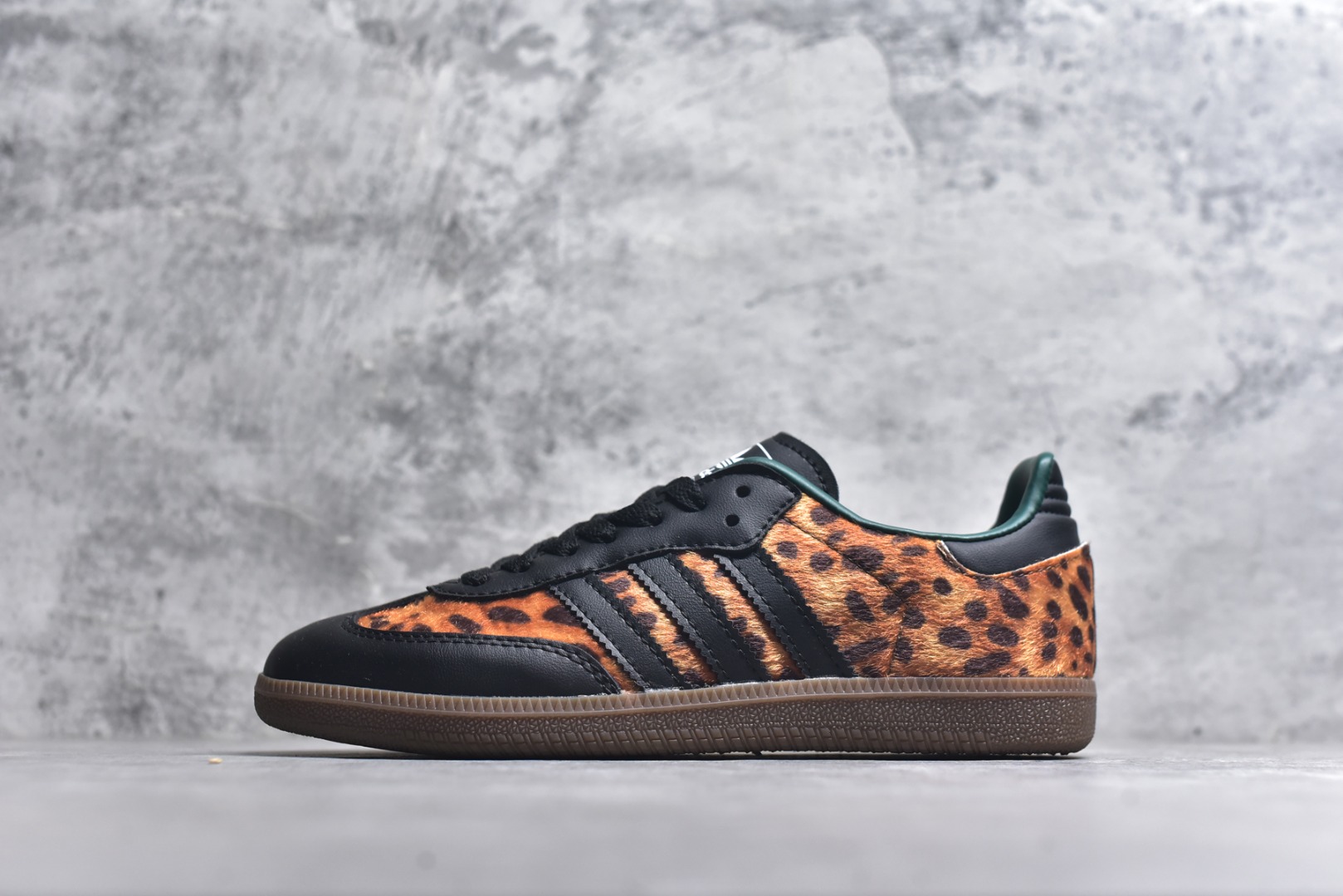#adidas originals SAMBA “Leopard Print”舒适百搭薄底 耐磨 低帮 板鞋 男女同款 棕黑豹纹 低帮舒适百搭德训休闲鞋 纯原品质 市面第一梯队德训大厂出品 全新高端零售平台专供品质 全鞋身采用头层牛皮 包括鞋舌也是头层皮 真马毛材质 私模大底 非市面公底 区别市场通货 货号：JI2735 尺码：36 36.5 37 38 38.5 39 40 40.5 41 42 42.5 43 44 44.5 45-选品中心