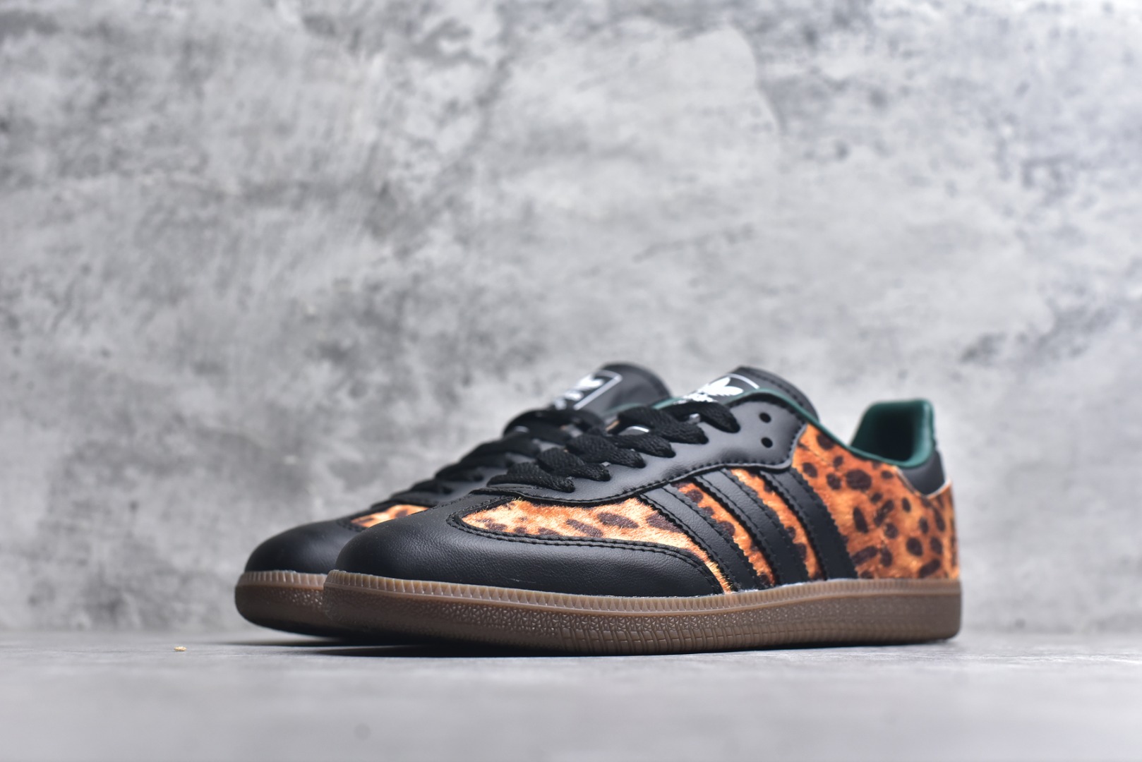 图片[2]-#adidas originals SAMBA “Leopard Print”舒适百搭薄底 耐磨 低帮 板鞋 男女同款 棕黑豹纹 低帮舒适百搭德训休闲鞋 纯原品质 市面第一梯队德训大厂出品 全新高端零售平台专供品质 全鞋身采用头层牛皮 包括鞋舌也是头层皮 真马毛材质 私模大底 非市面公底 区别市场通货 货号：JI2735 尺码：36 36.5 37 38 38.5 39 40 40.5 41 42 42.5 43 44 44.5 45-选品中心