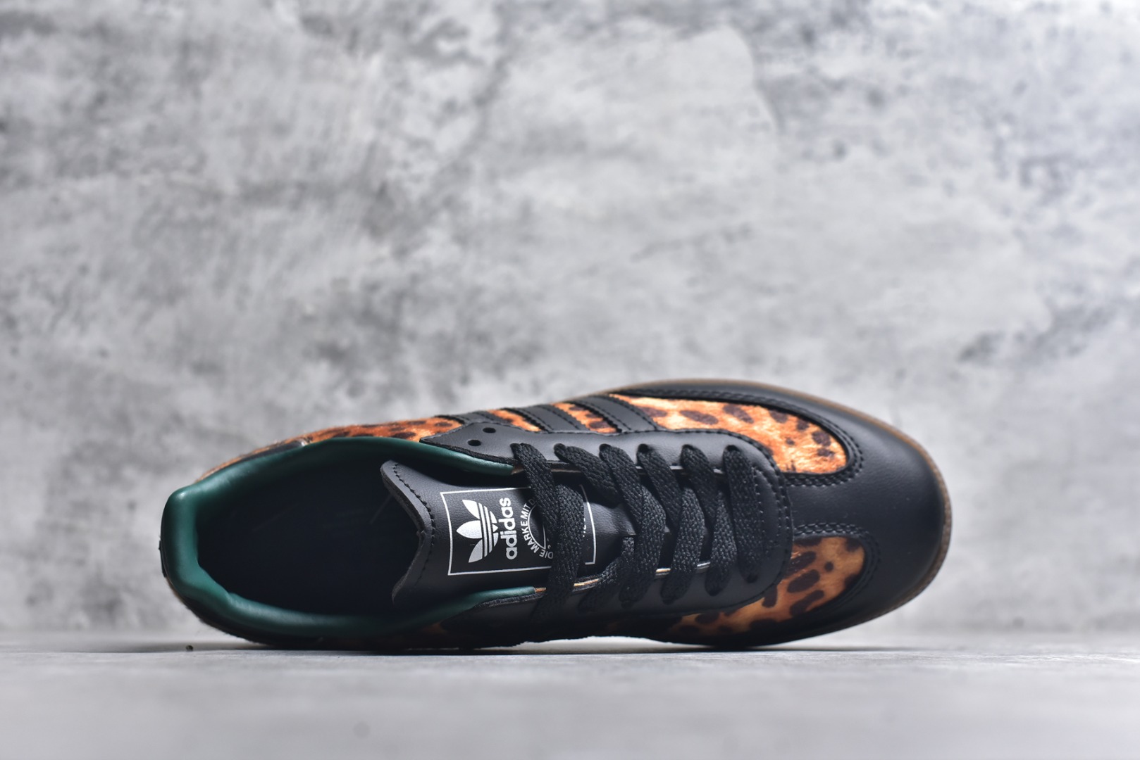 图片[4]-#adidas originals SAMBA “Leopard Print”舒适百搭薄底 耐磨 低帮 板鞋 男女同款 棕黑豹纹 低帮舒适百搭德训休闲鞋 纯原品质 市面第一梯队德训大厂出品 全新高端零售平台专供品质 全鞋身采用头层牛皮 包括鞋舌也是头层皮 真马毛材质 私模大底 非市面公底 区别市场通货 货号：JI2735 尺码：36 36.5 37 38 38.5 39 40 40.5 41 42 42.5 43 44 44.5 45-选品中心